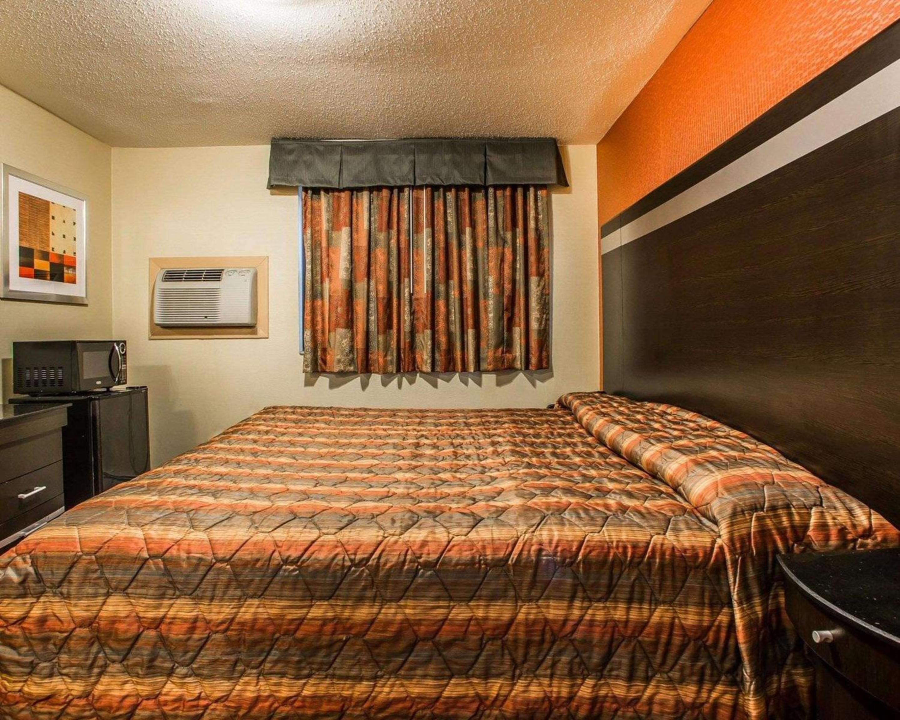 King Room - Non-Smoking photo 2
