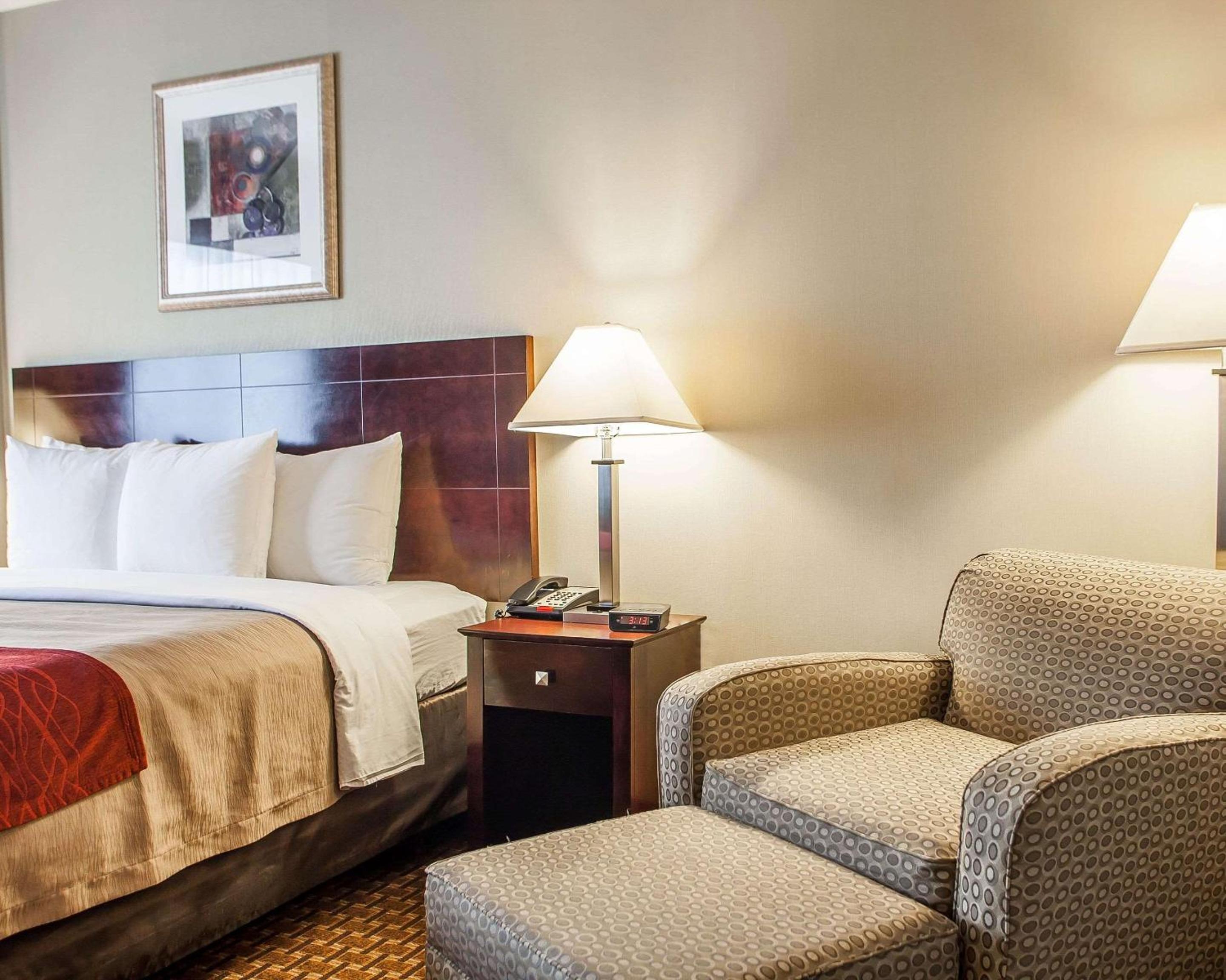 King Room - Non-Smoking - Photo 5