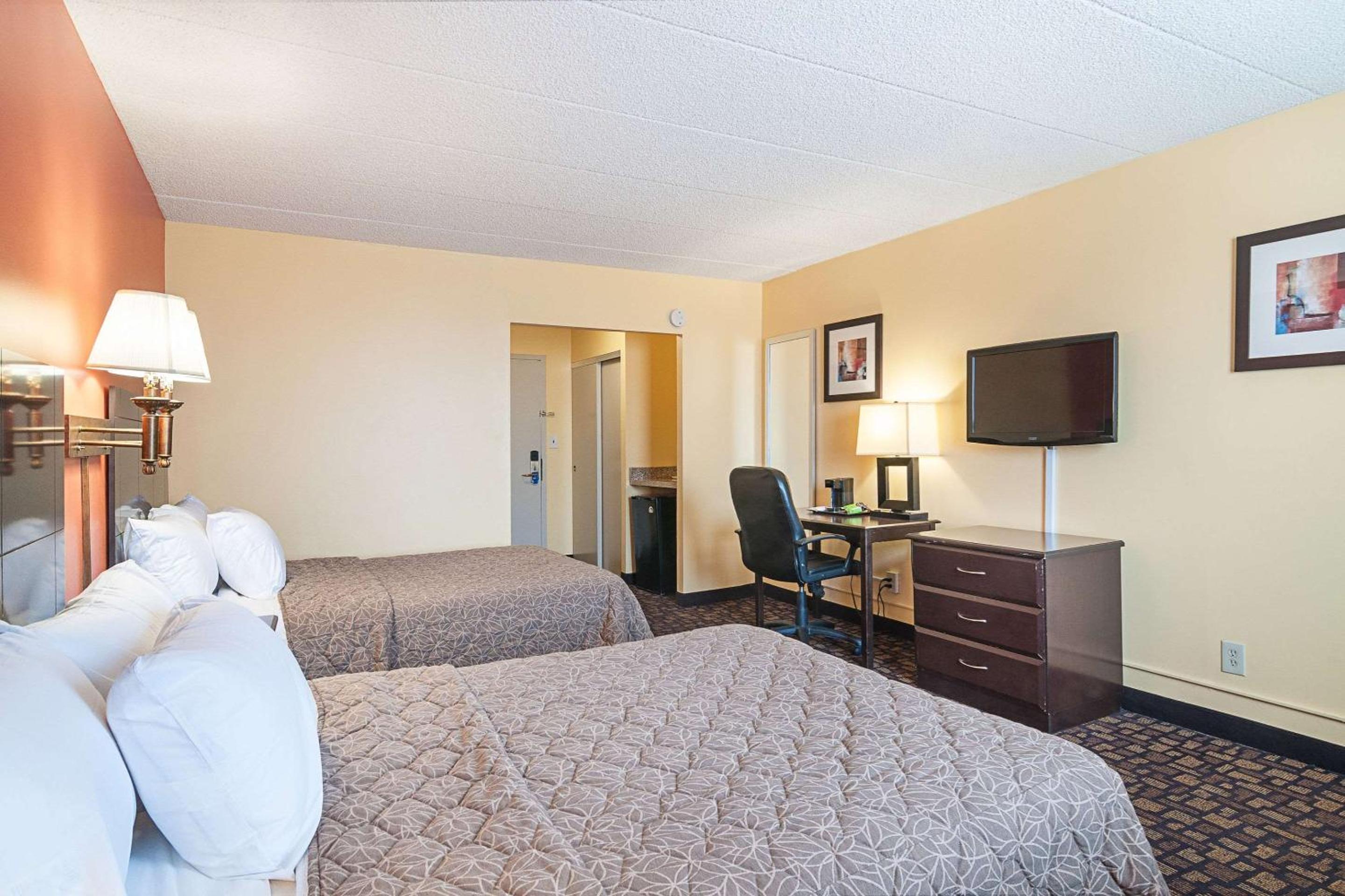 Standard Room with Two Double Beds - Non-Smoking - Photo 3