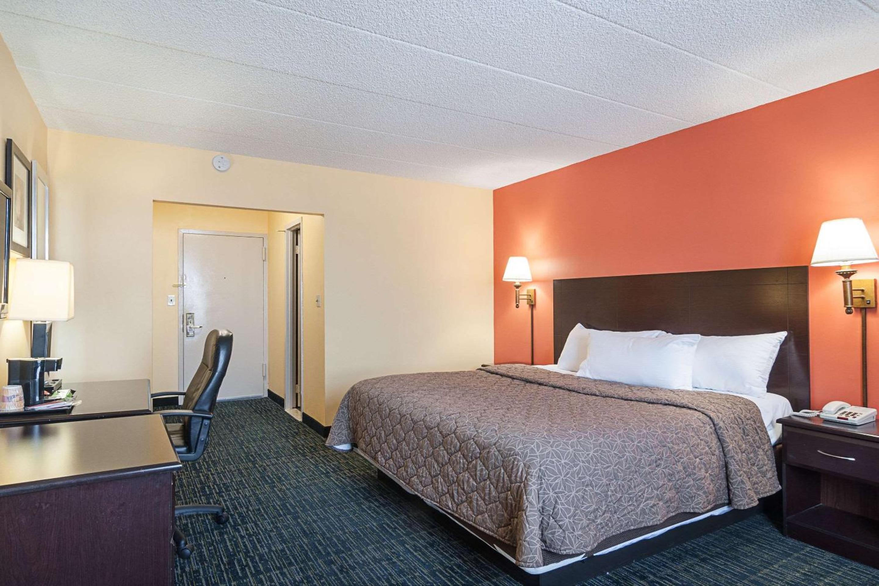 King Room - Non-Smoking - Photo 2
