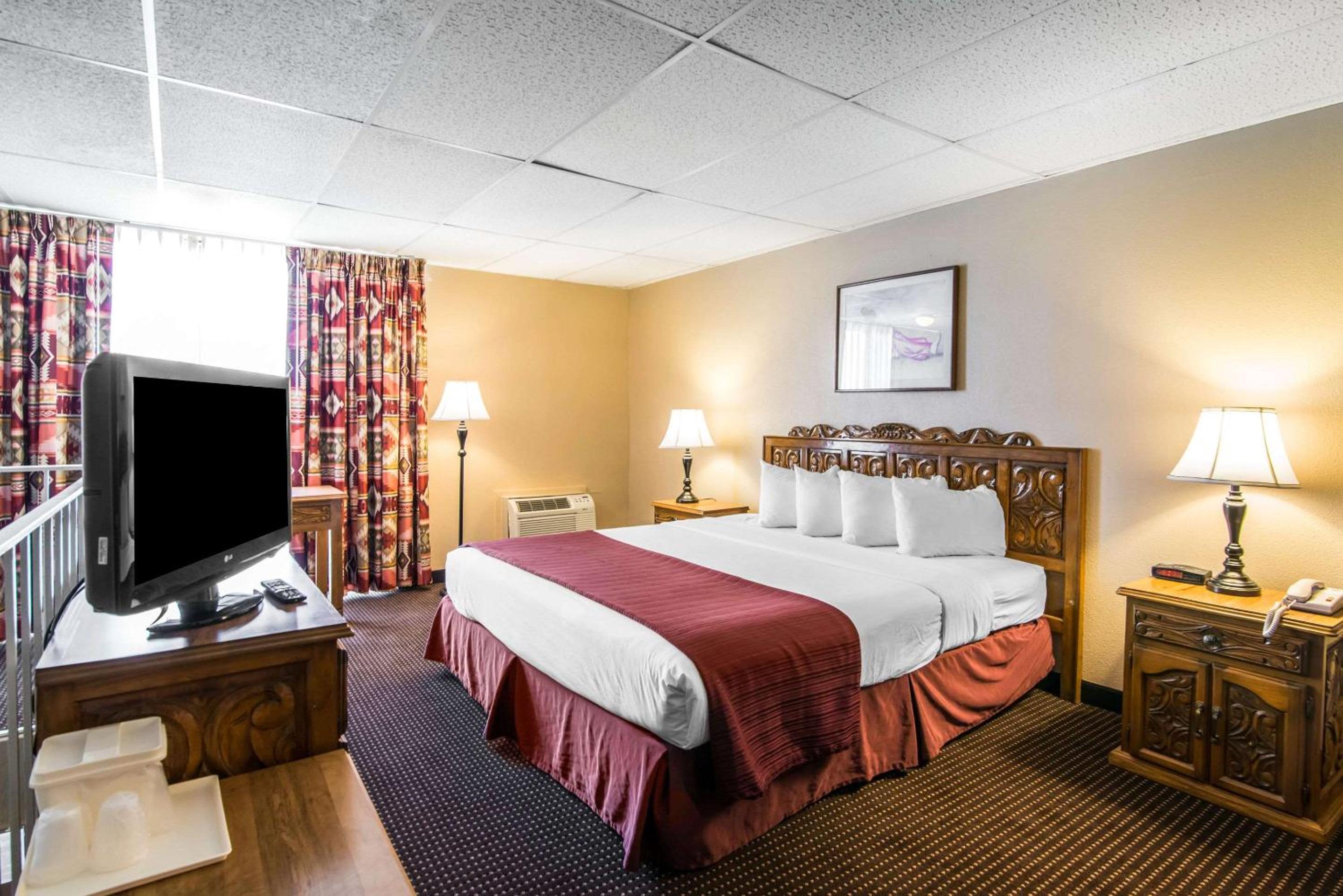Standard King Room - Non-Smoking  - Photo 1