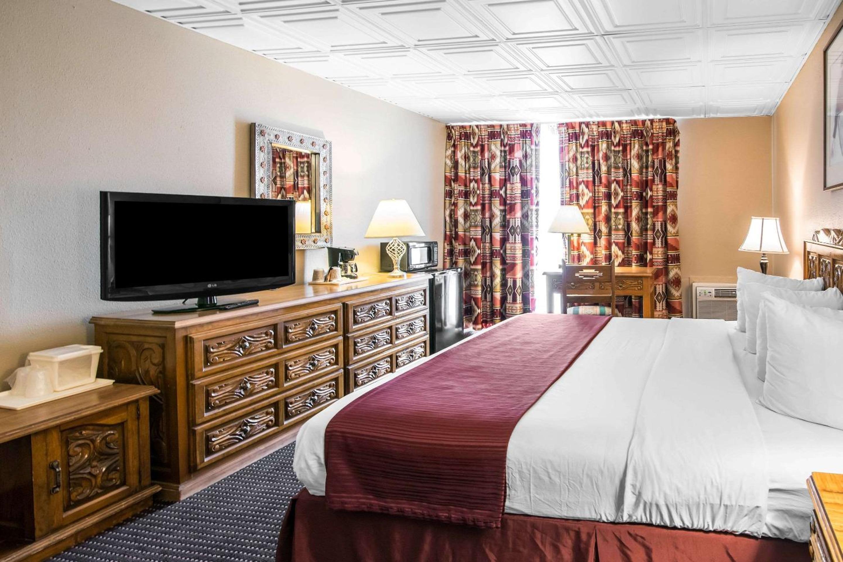 Standard King Room - Non-Smoking  - Photo 2