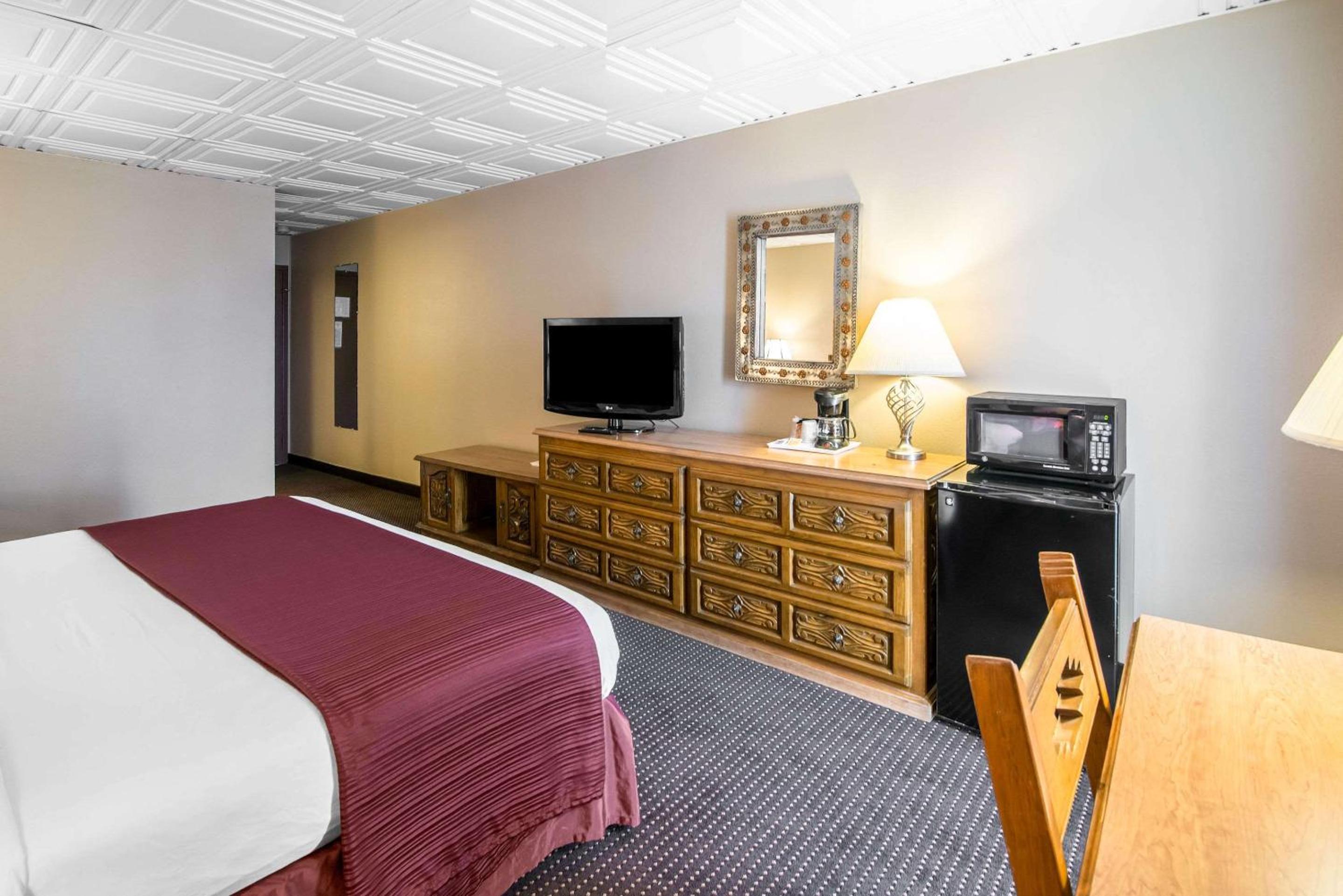 Standard King Room - Non-Smoking  - Photo 3
