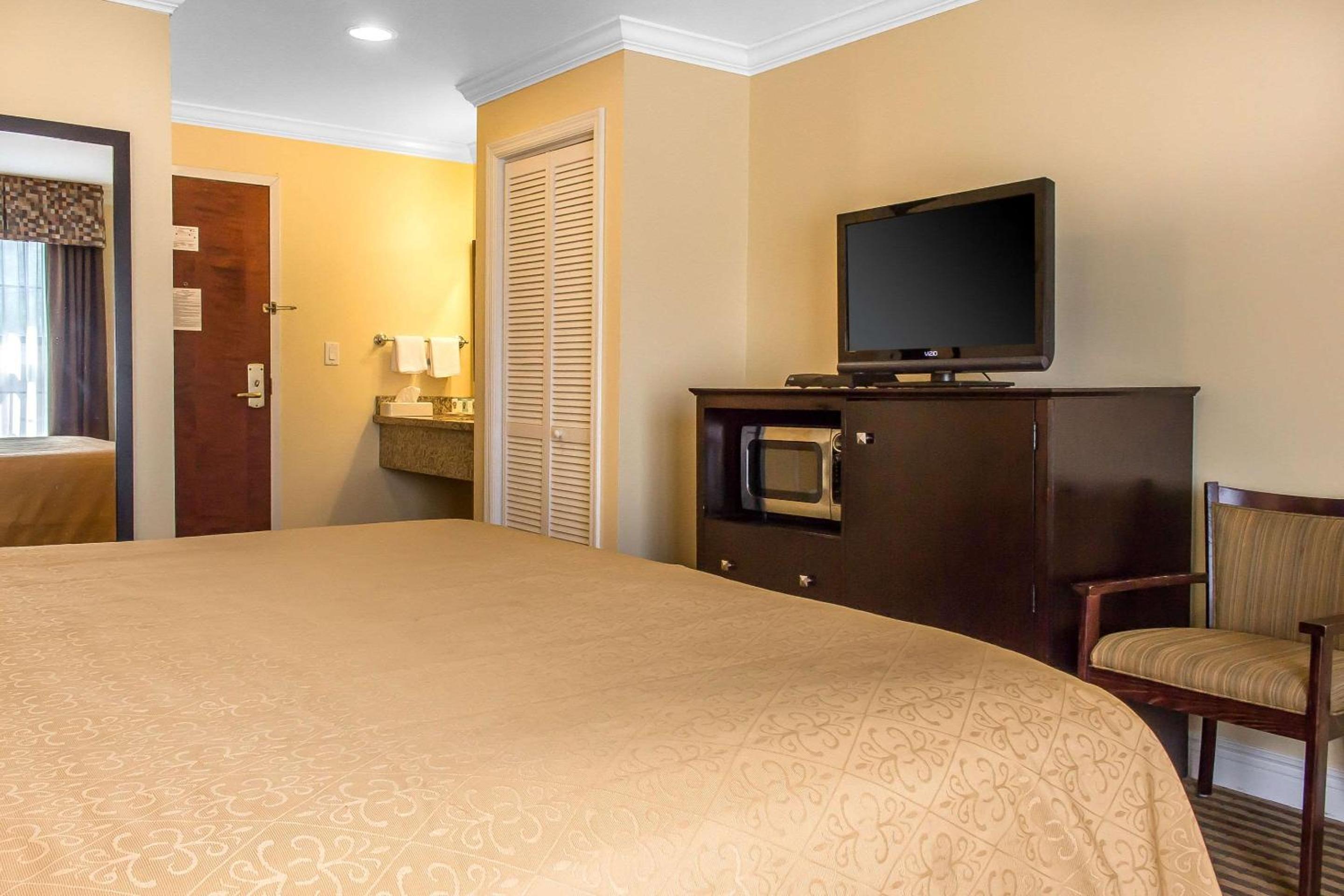 King Room - Non-Smoking - Photo 3