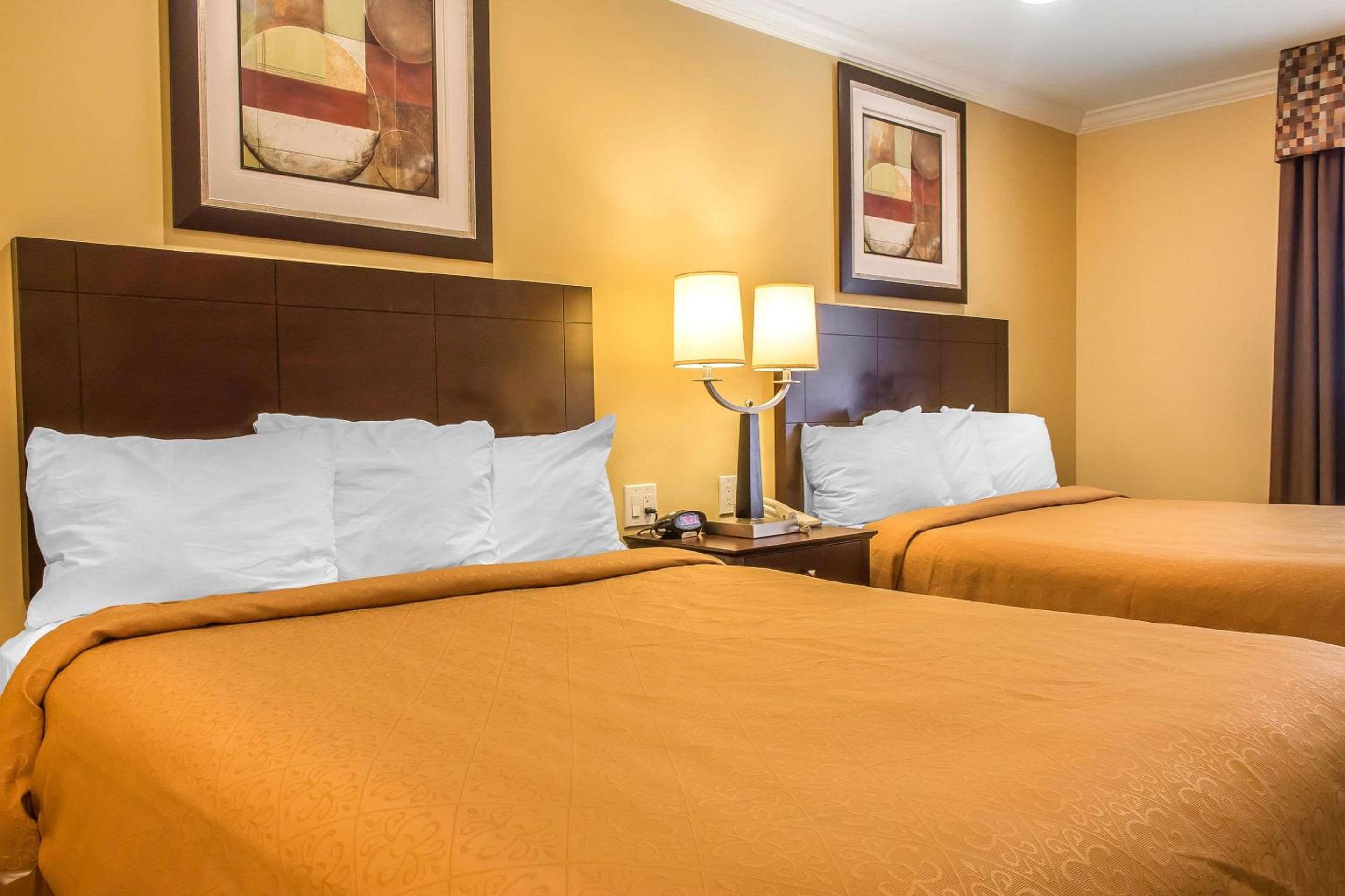 Queen Room with Two Queen Beds - Non-Smoking - Photo 4