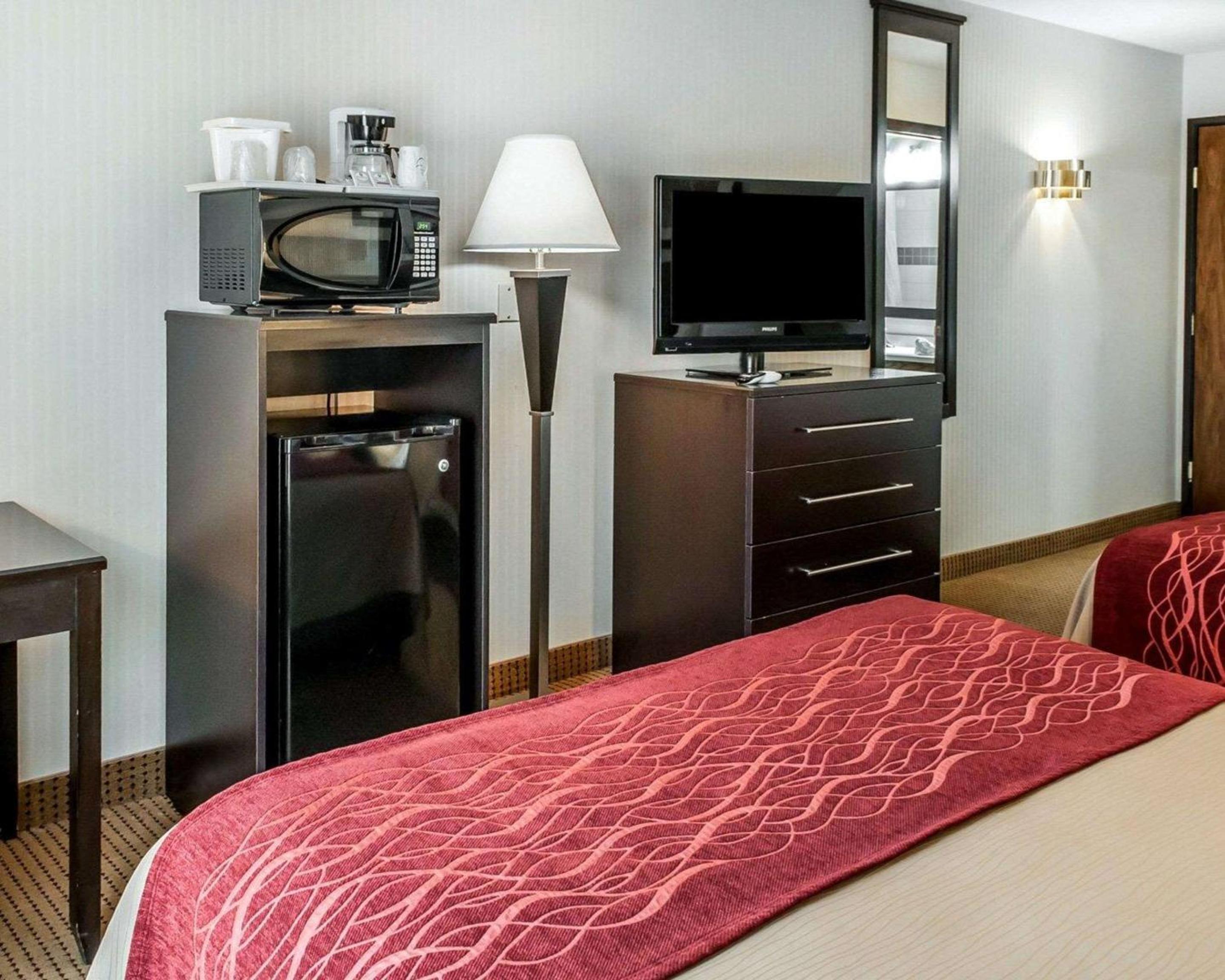 Queen Room with Two Queen Beds - Non-Smoking - Photo 4