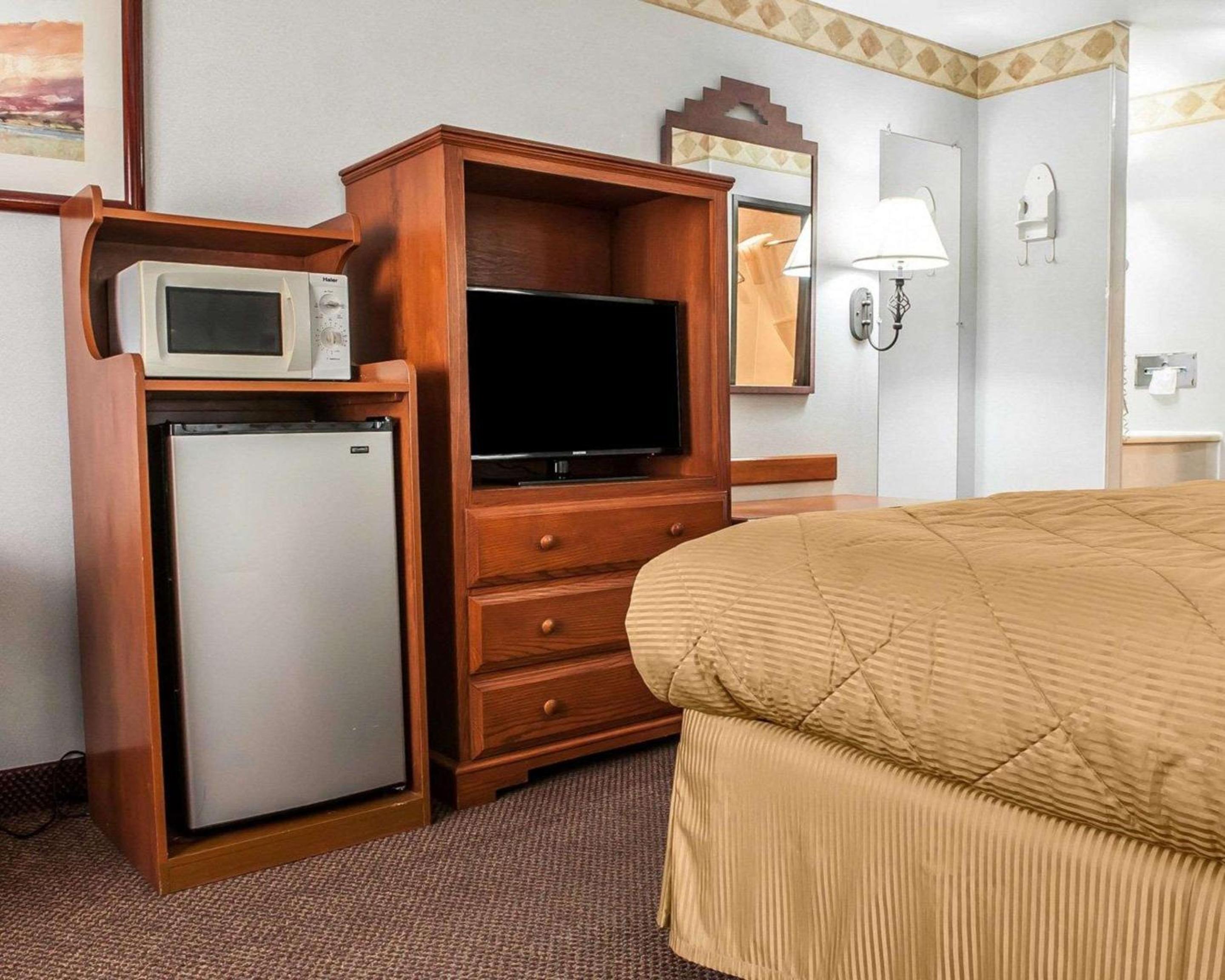 King Room - Non-Smoking - Photo 1