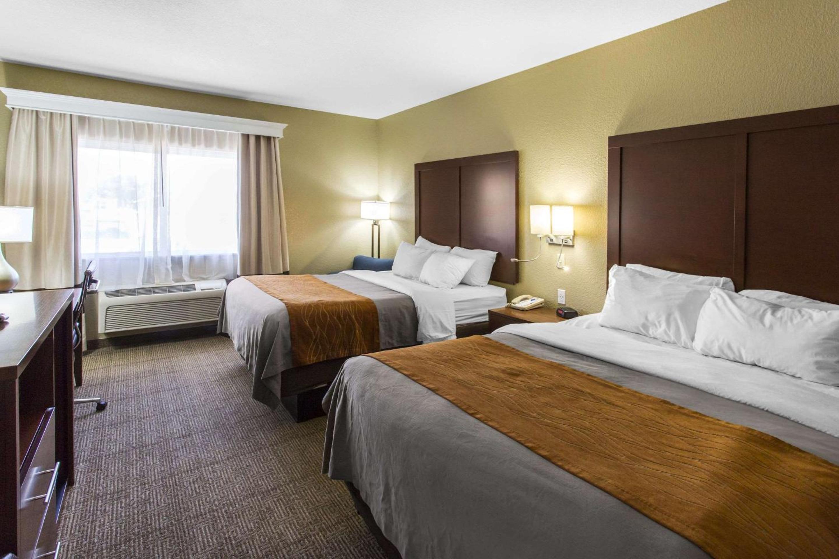 Queen Room with Two Queen Beds - Non-Smoking - Photo 1