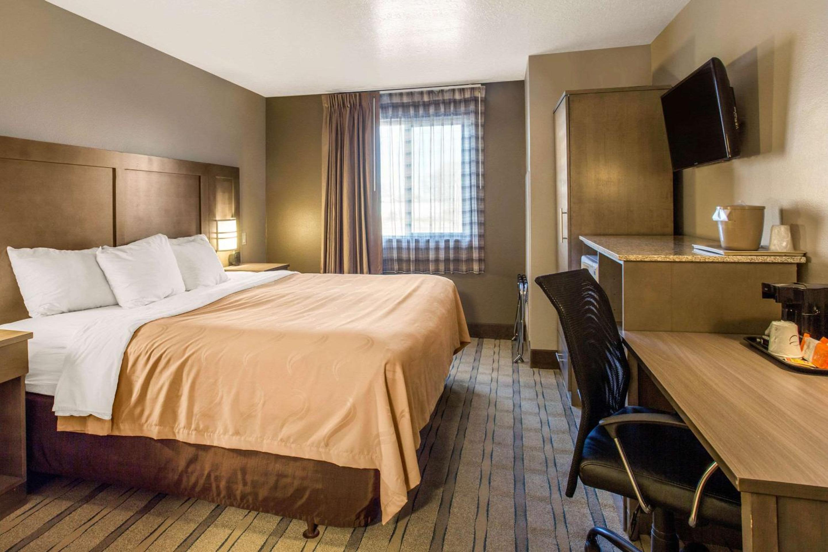 Standard King Room - Non-Smoking  - Photo 1
