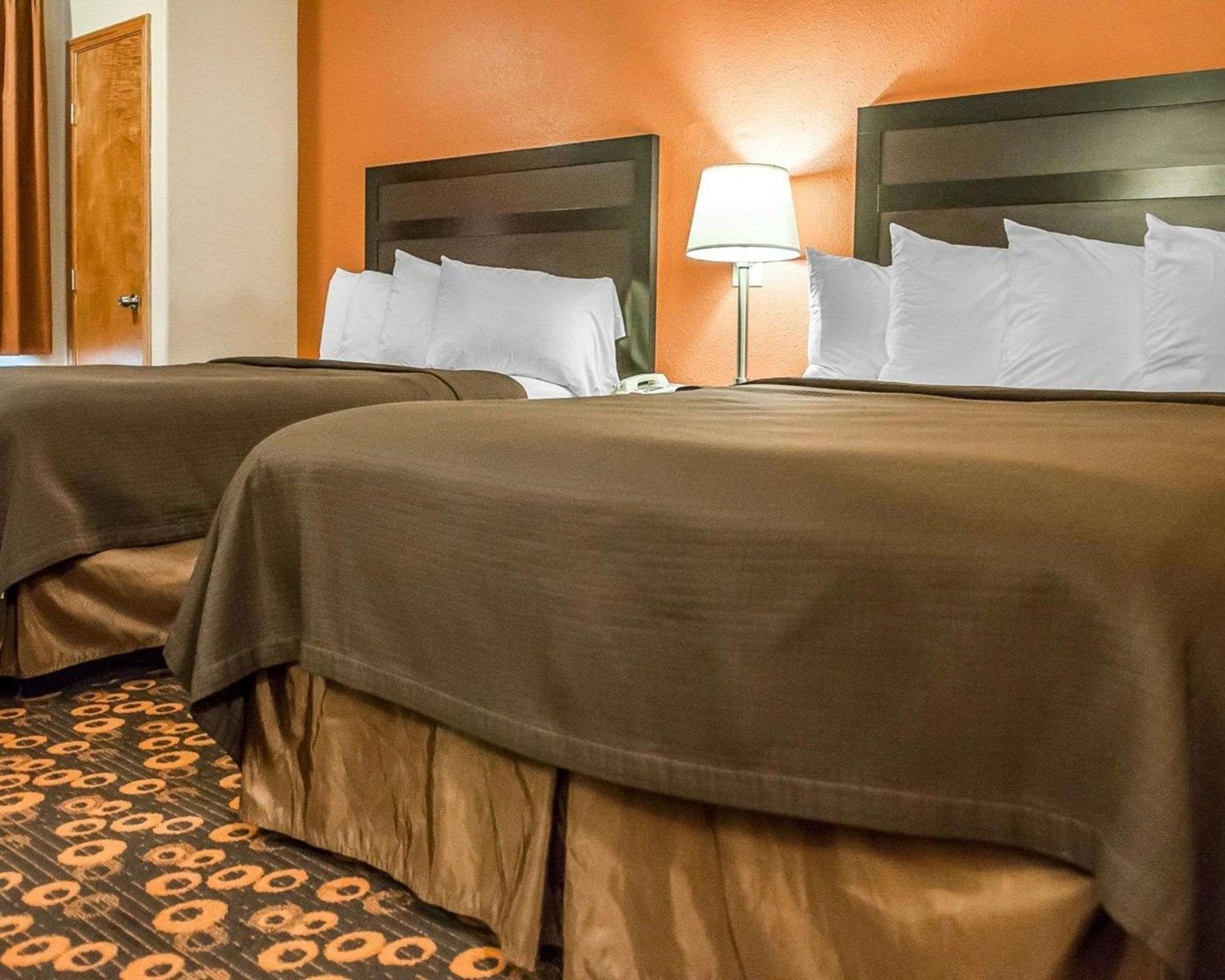Standard Queen Room with 2 Queen Beds - Non-Smoking photo 1