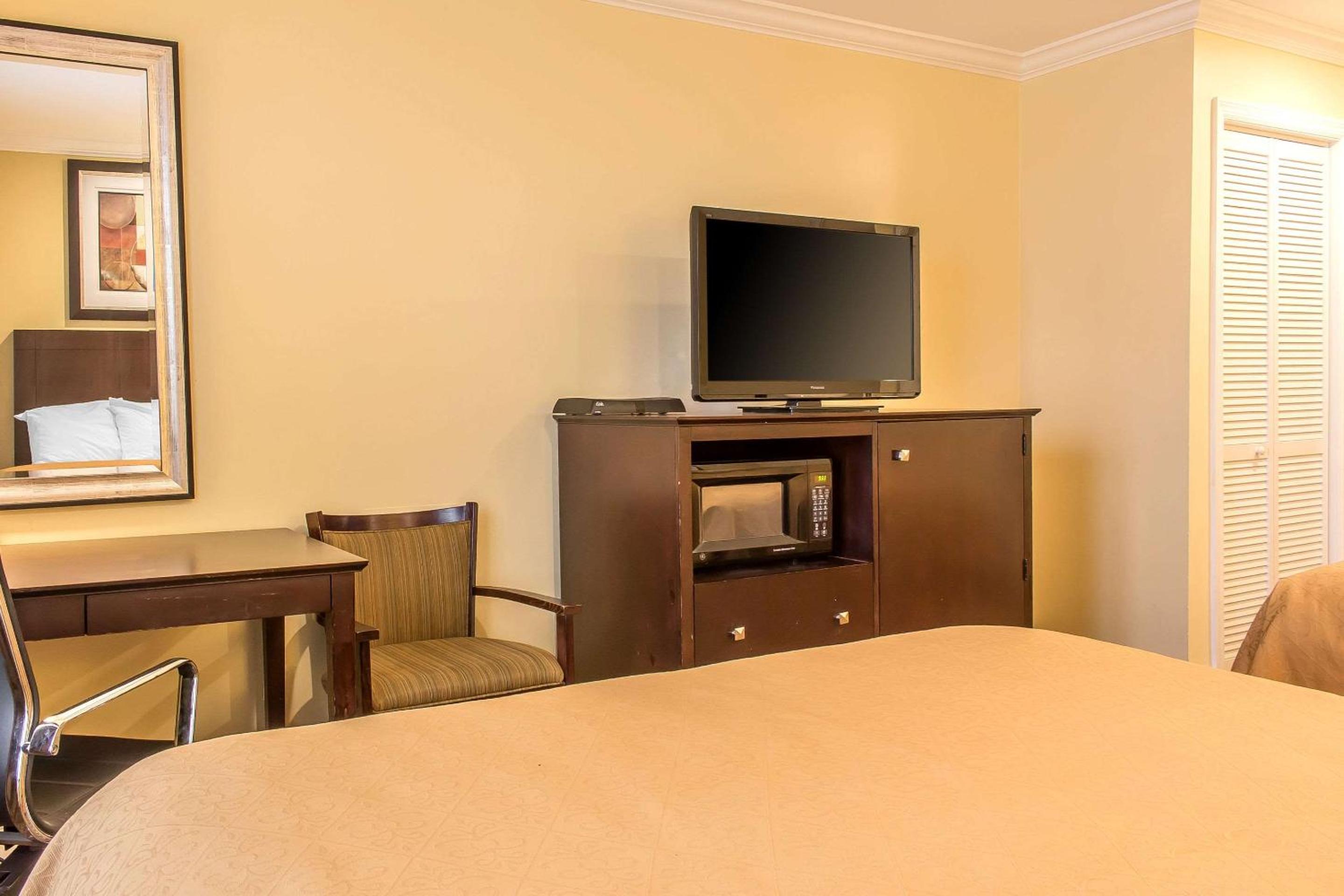 Queen Room with Two Queen Beds - Non-Smoking - Photo 3