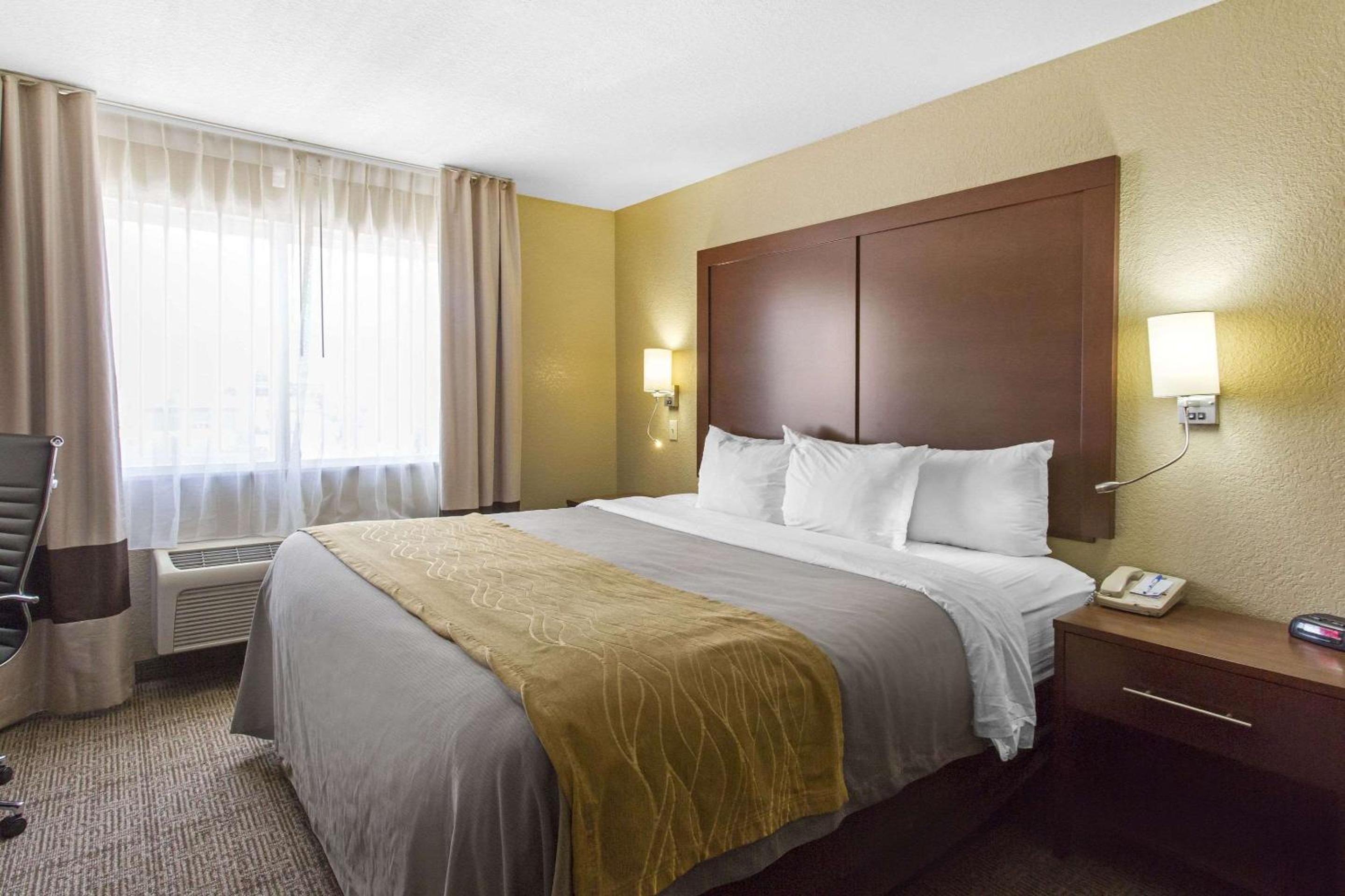 King Suite - Non-Smoking - Photo 2