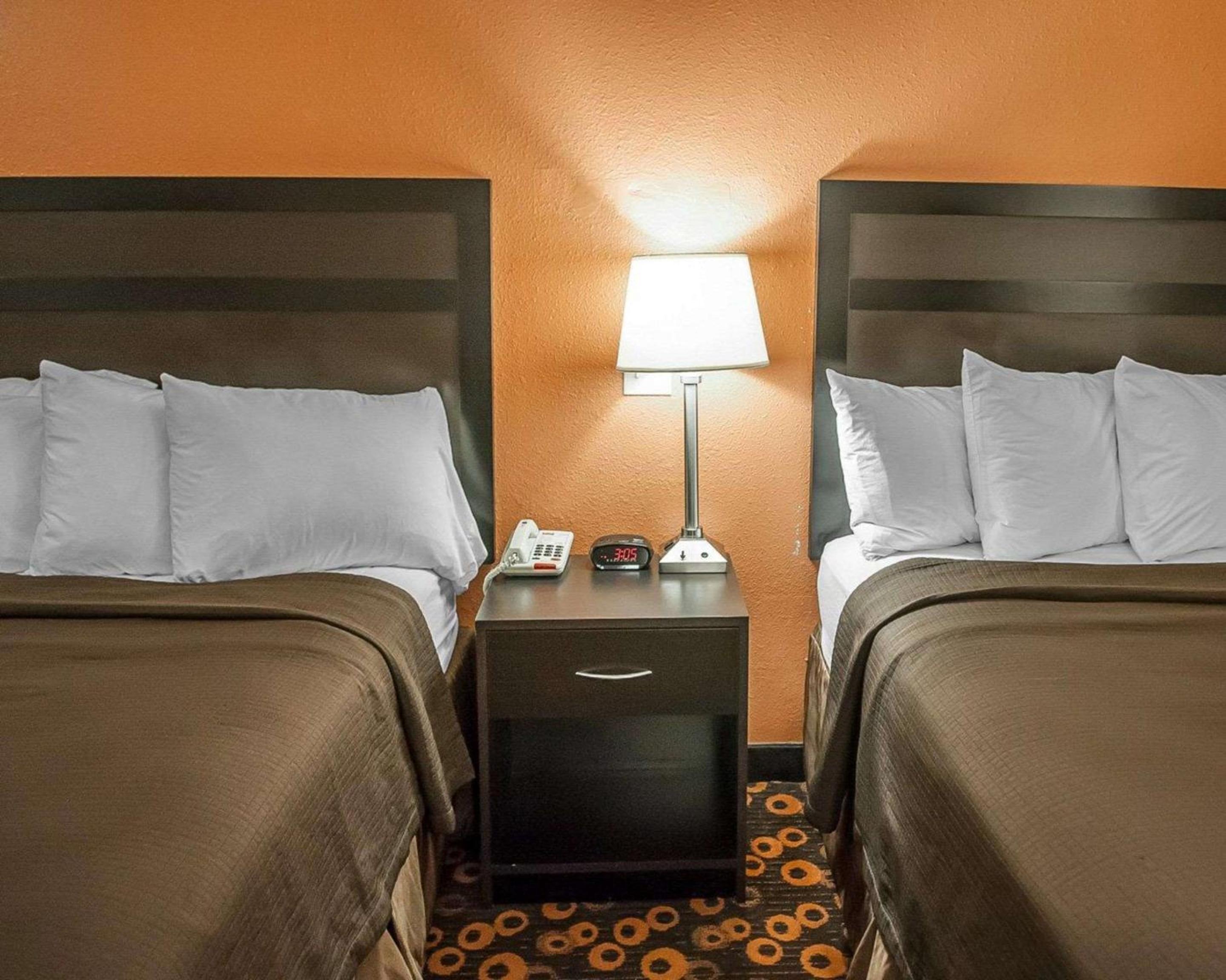 Standard Queen Room with 2 Queen Beds - Non-Smoking photo 3