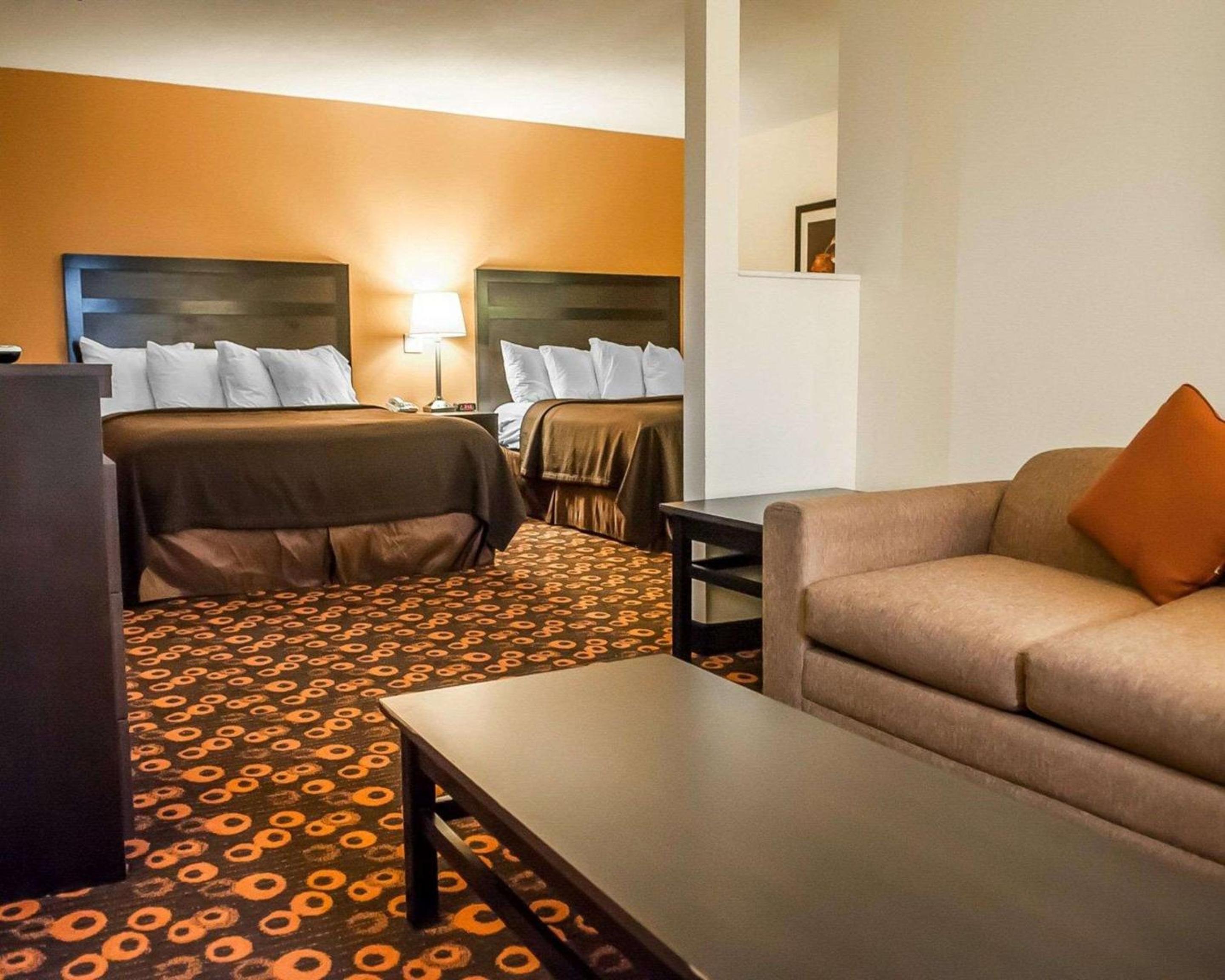 Standard Queen Room with 2 Queen Beds - Non-Smoking photo 2