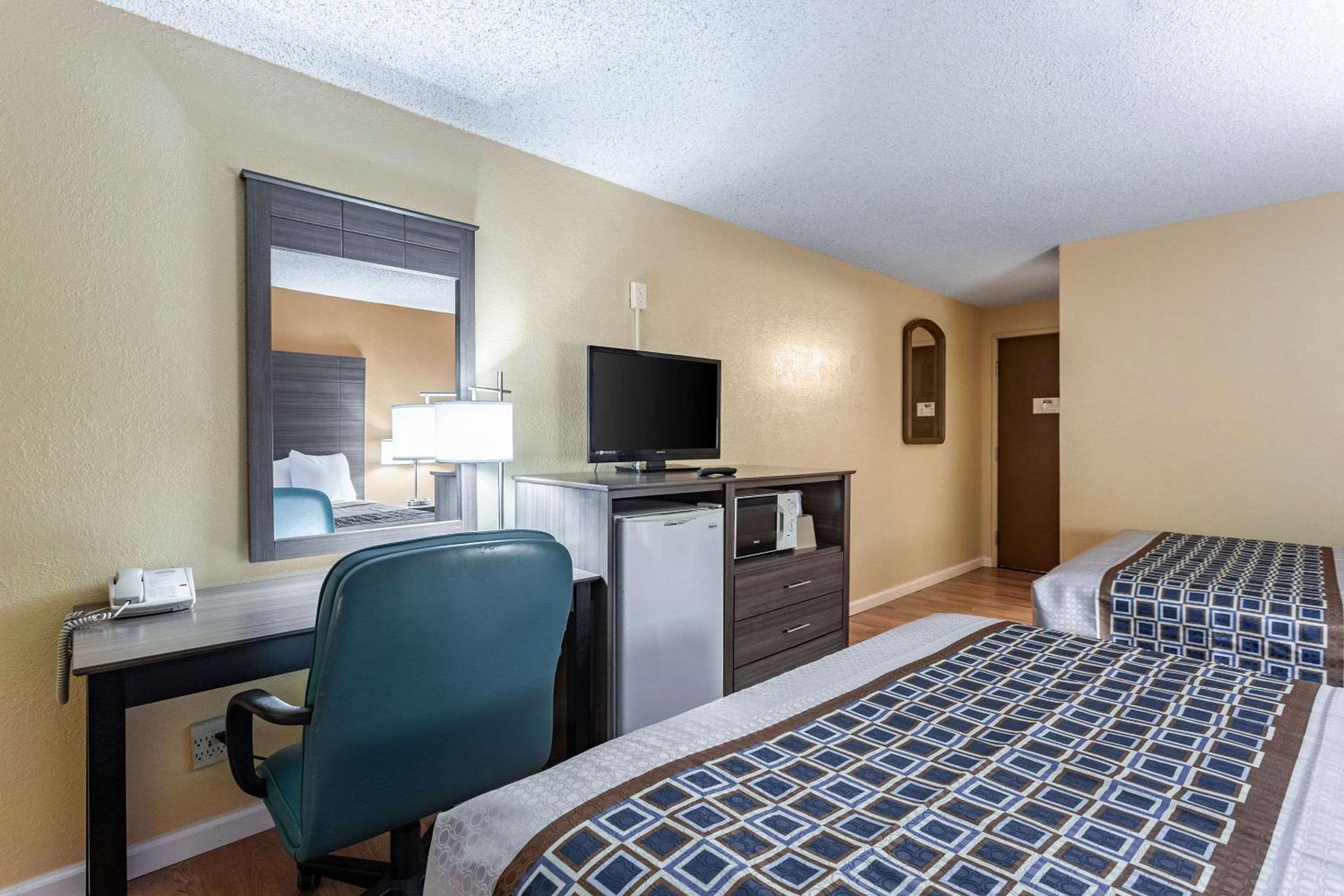 Queen Room with Two Queen Beds - Non-Smoking - Photo 1