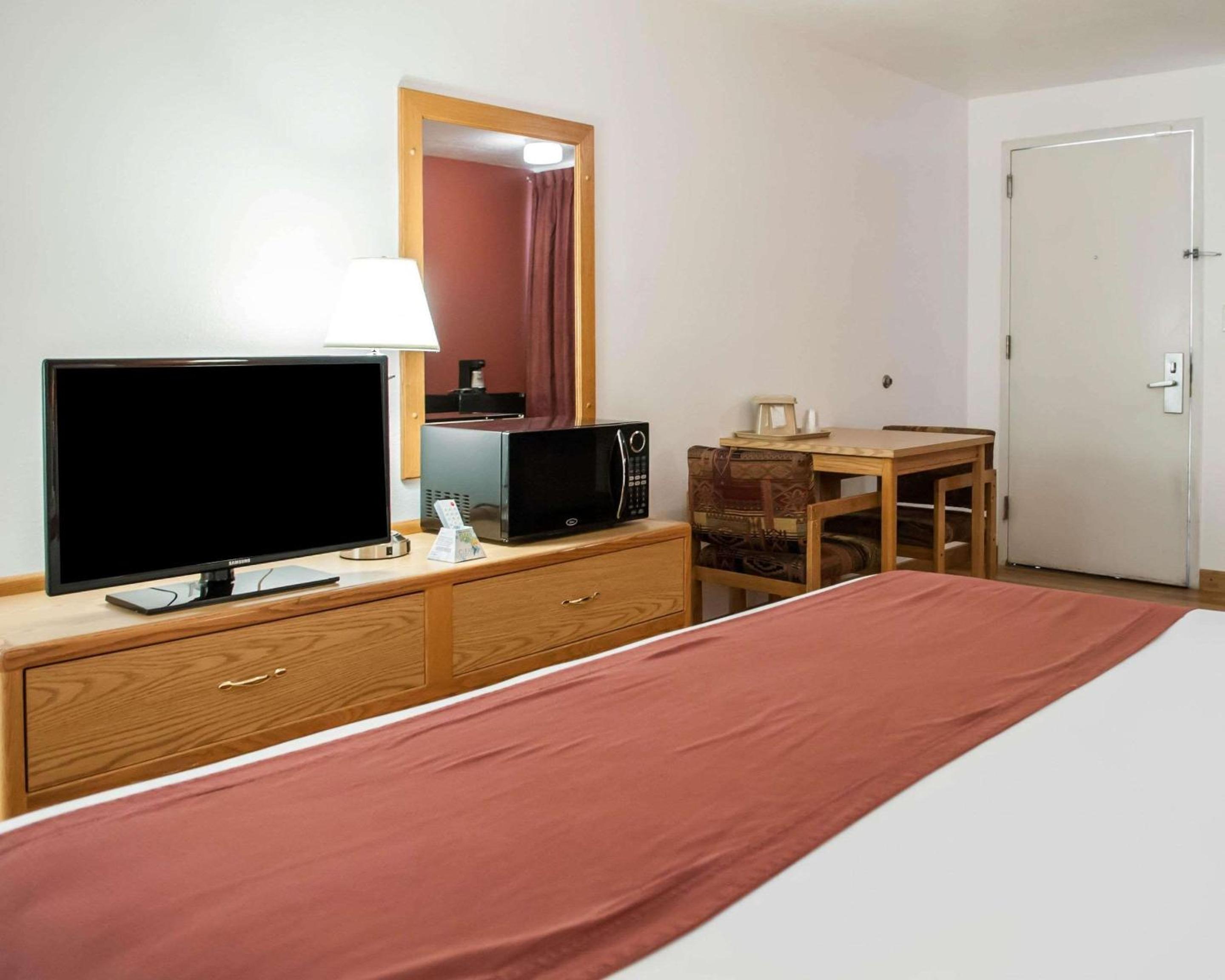 King Room - Non-Smoking - Photo 3