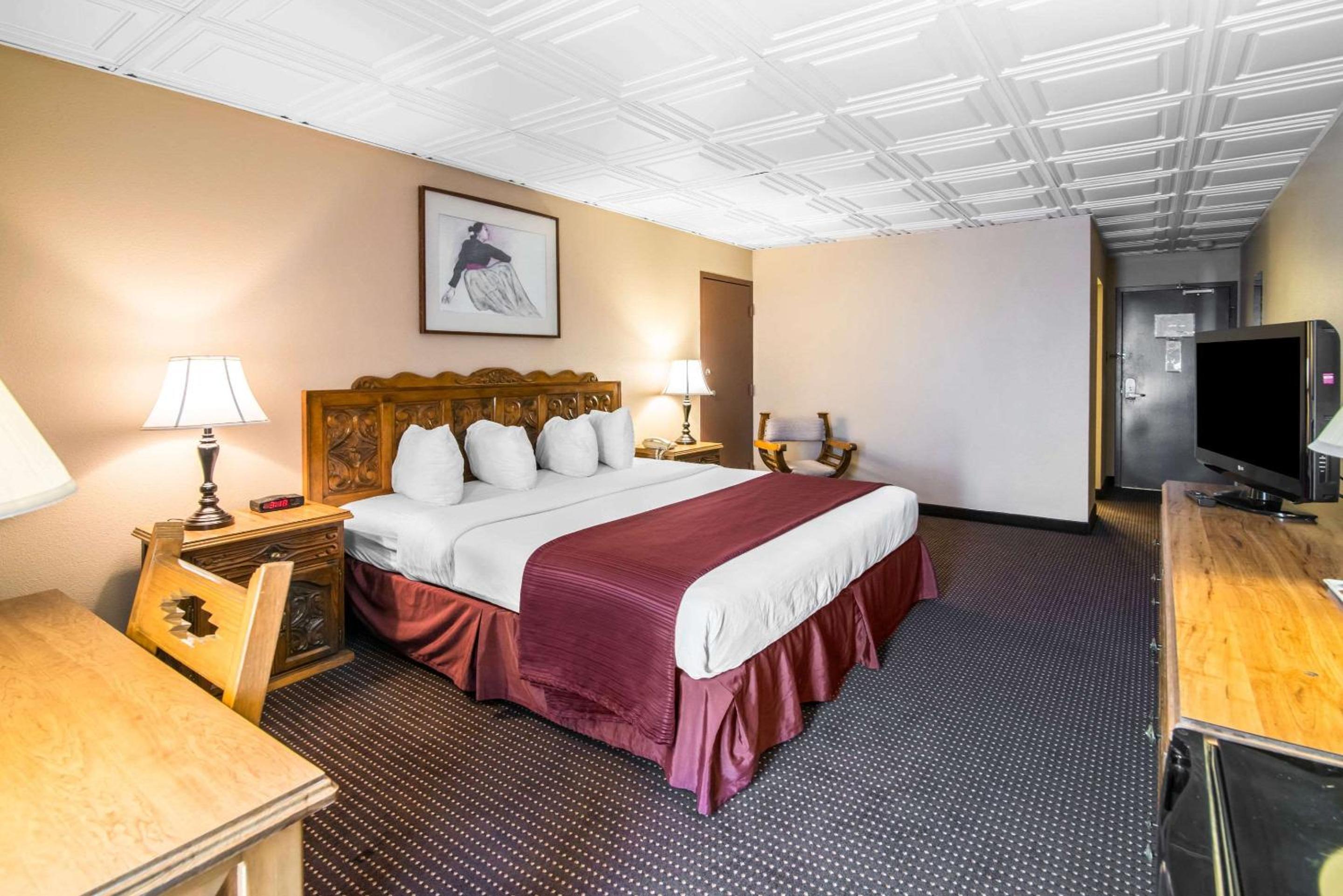 Standard King Room - Non-Smoking  - Photo 5