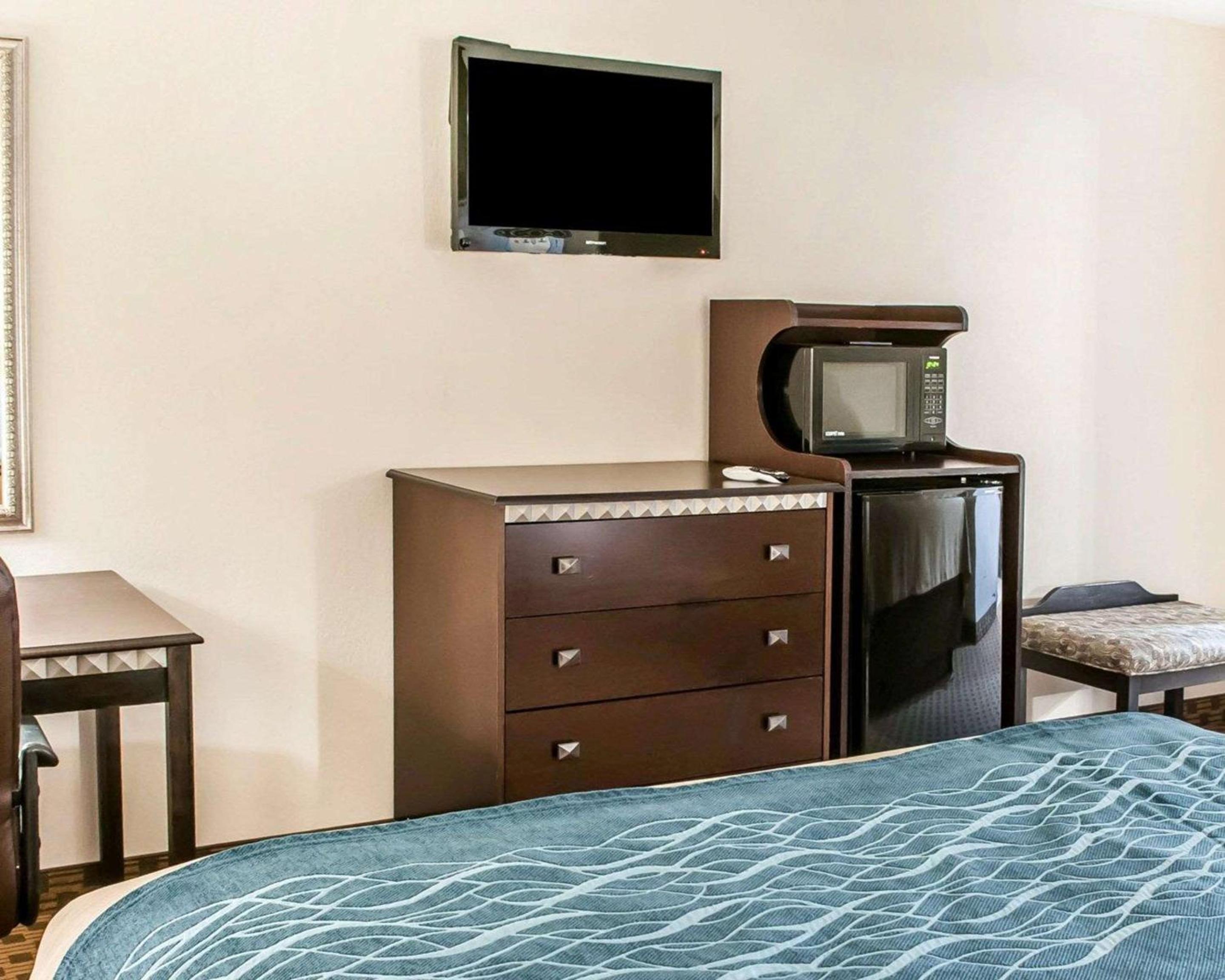 Queen Room with Two Queen Beds - Accessible/Non-Smoking  - Photo 1