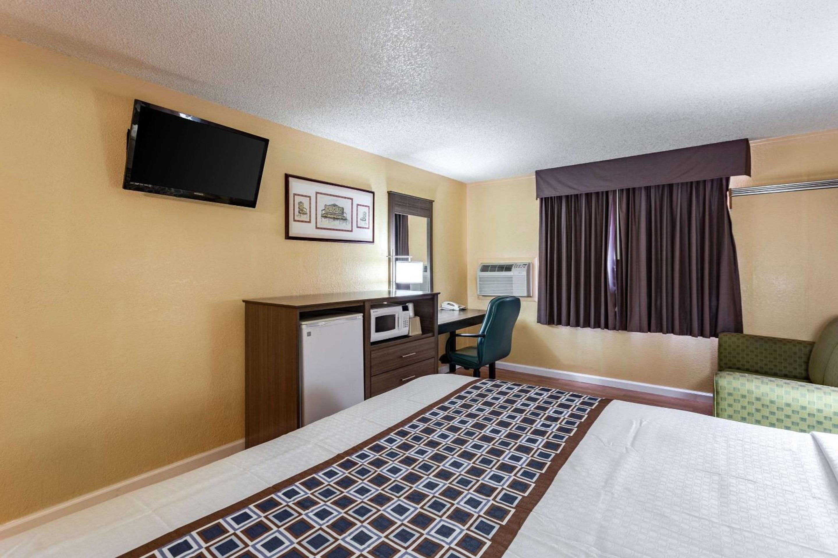 King Room - Non-Smoking - Photo 1