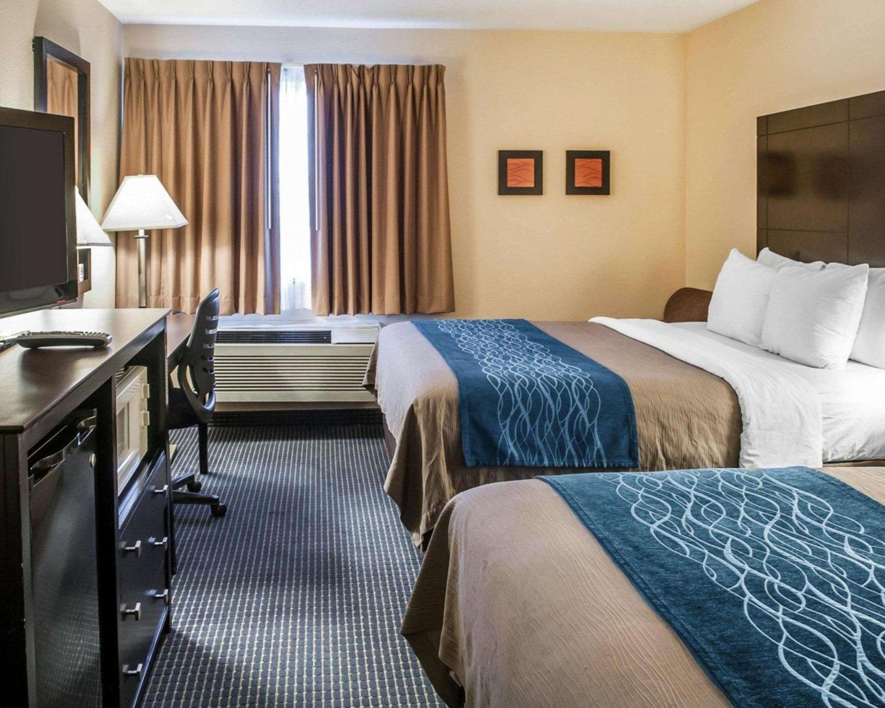Queen Room with Two Queen Beds - Non-Smoking - Photo 4
