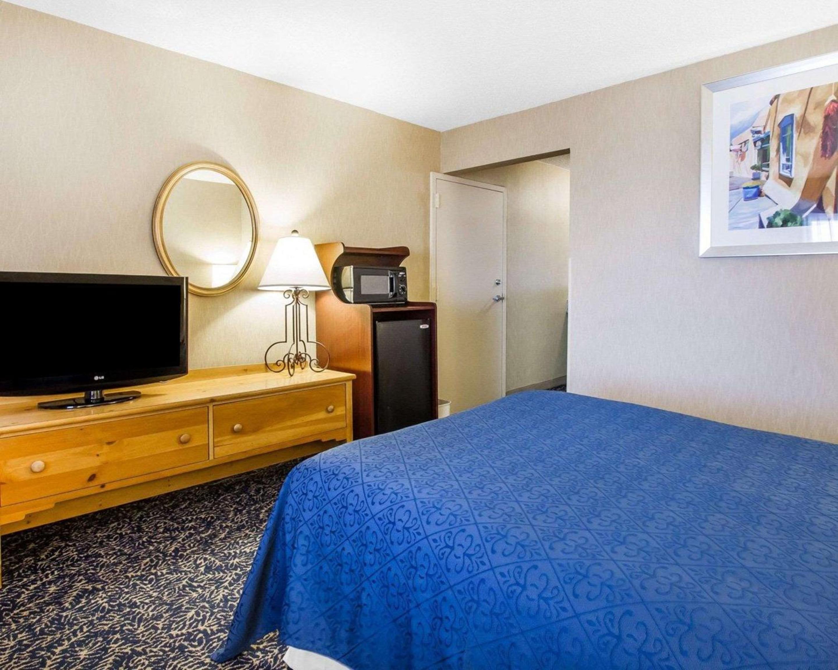 Double Room - Accessible/Smoking - Photo 2