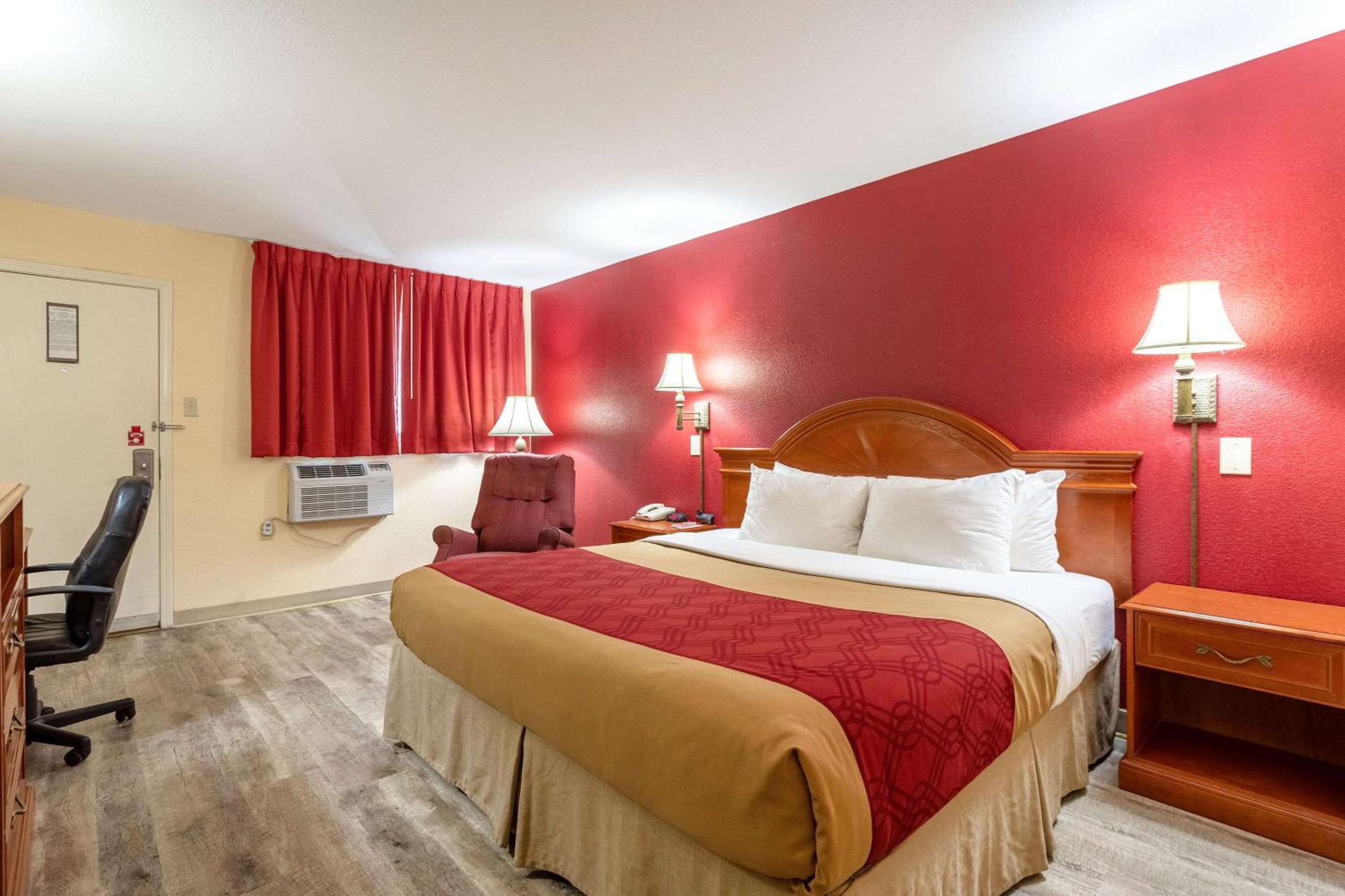 Standard King Room - Non-Smoking  - Photo 1