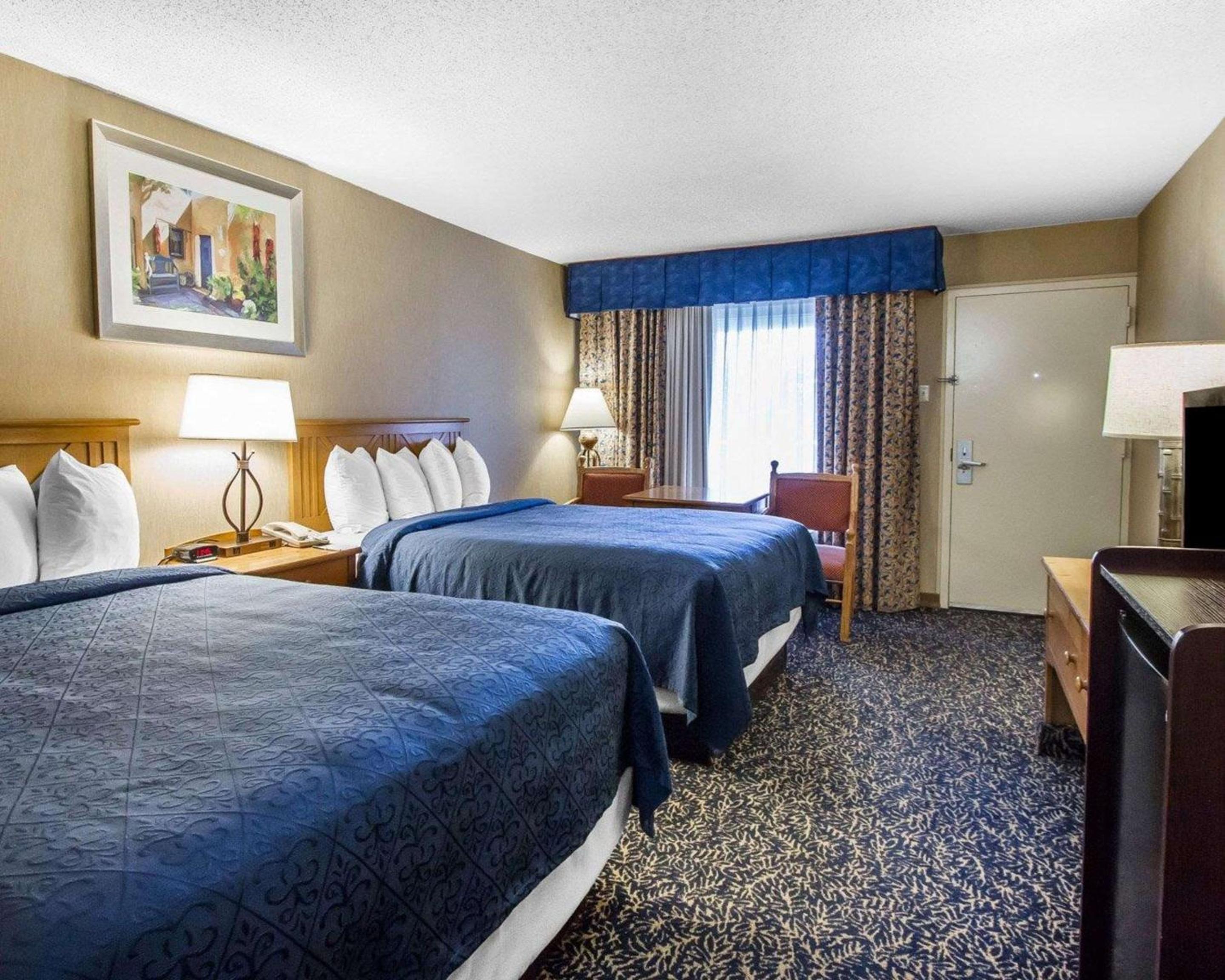Queen Room with Two Queen Beds - Non-Smoking - Photo 3