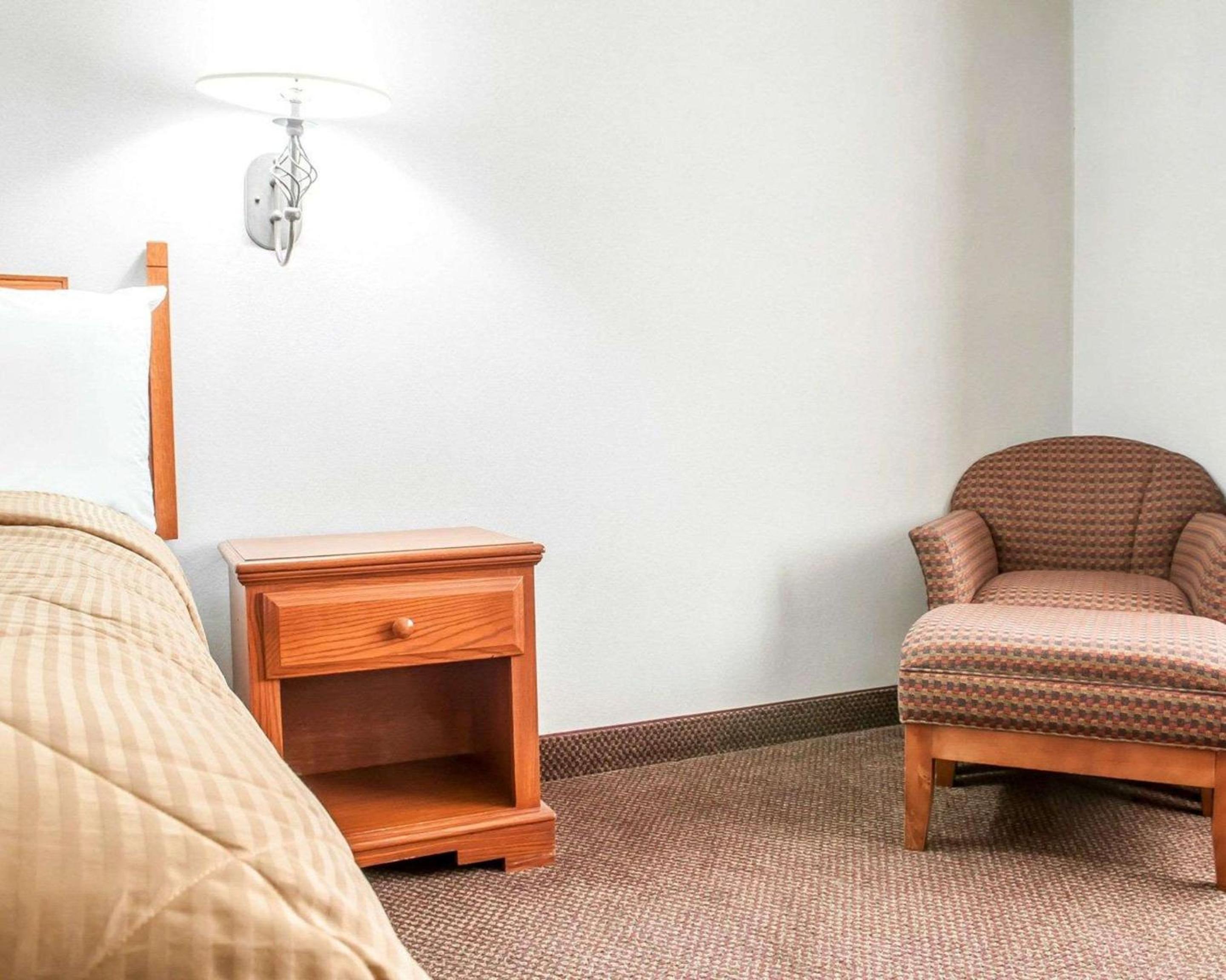 King Room - Non-Smoking - Photo 3