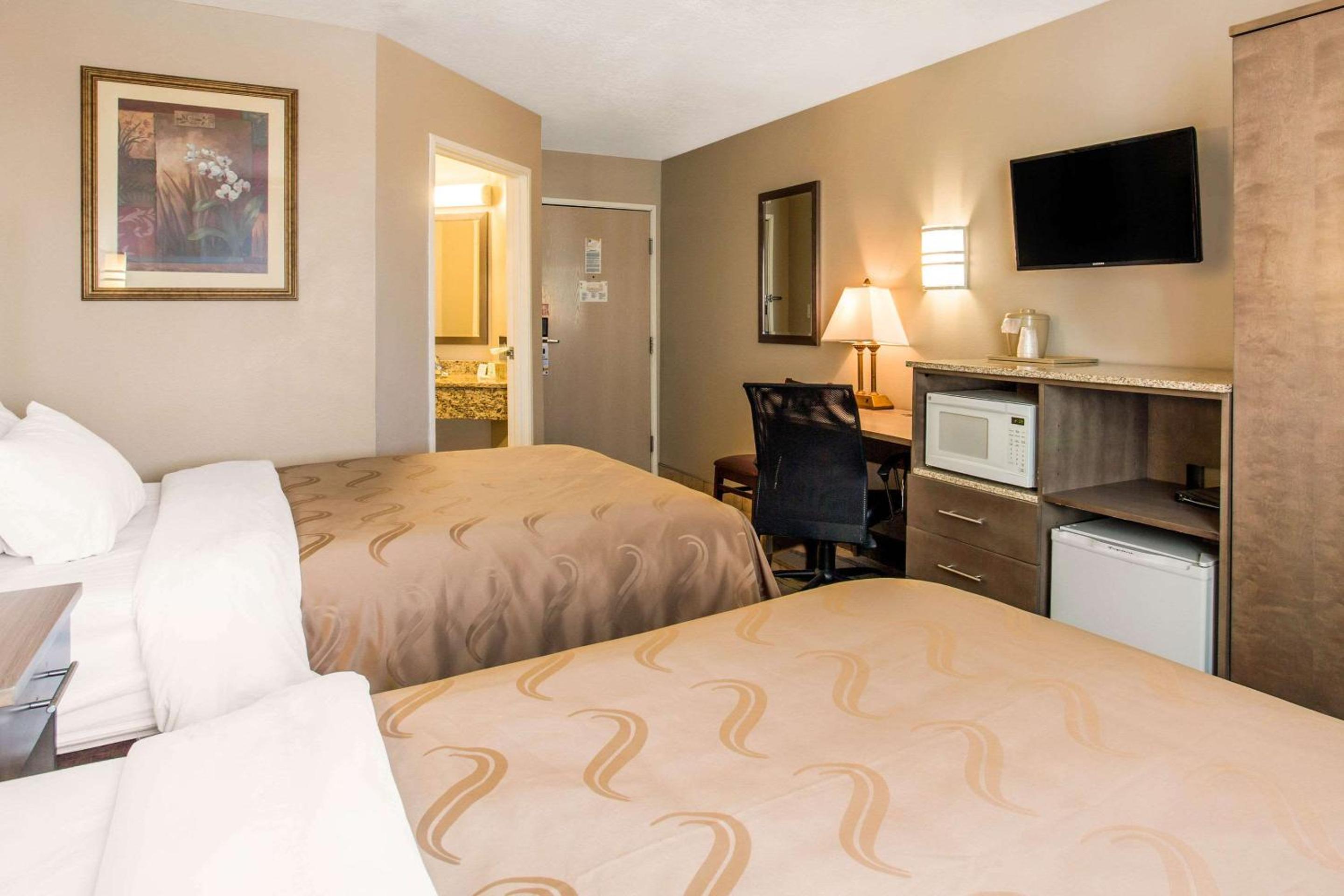 Double Room with Two Double Beds - Non-Smoking - Photo 2
