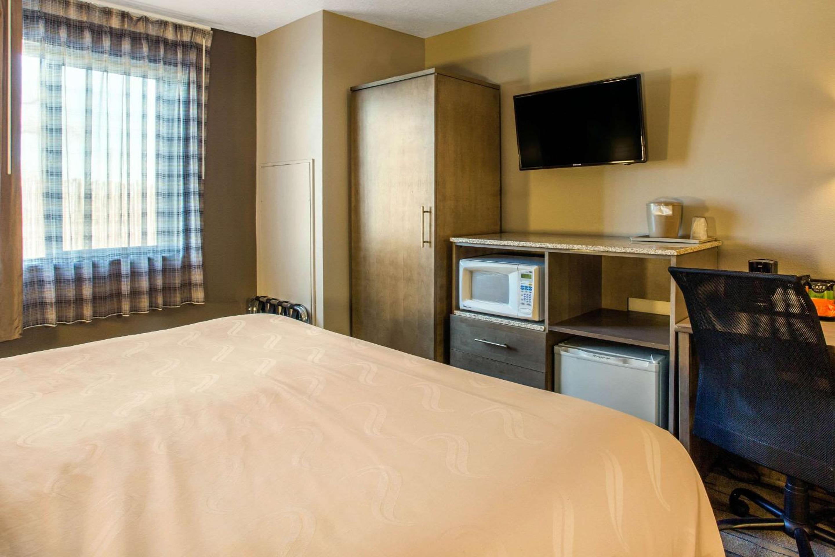 Standard King Room - Non-Smoking  - Photo 3