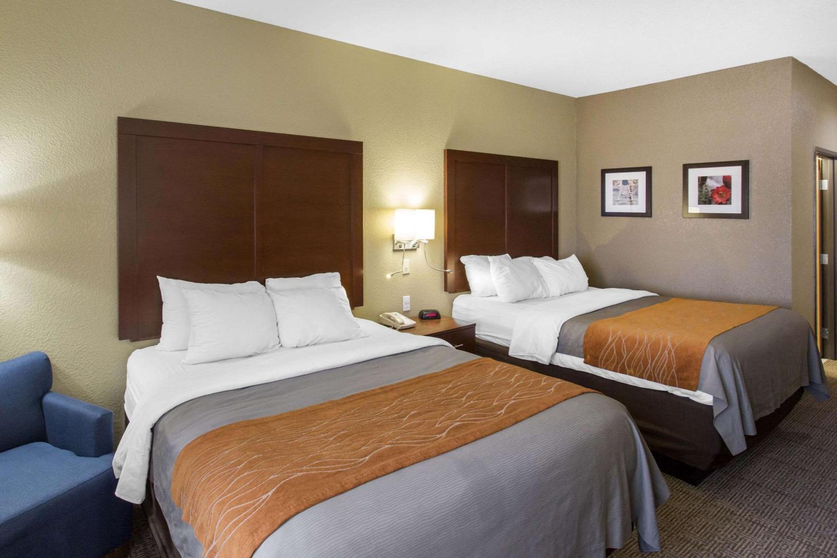 Queen Room with Two Queen Beds - Non-Smoking - Photo 4