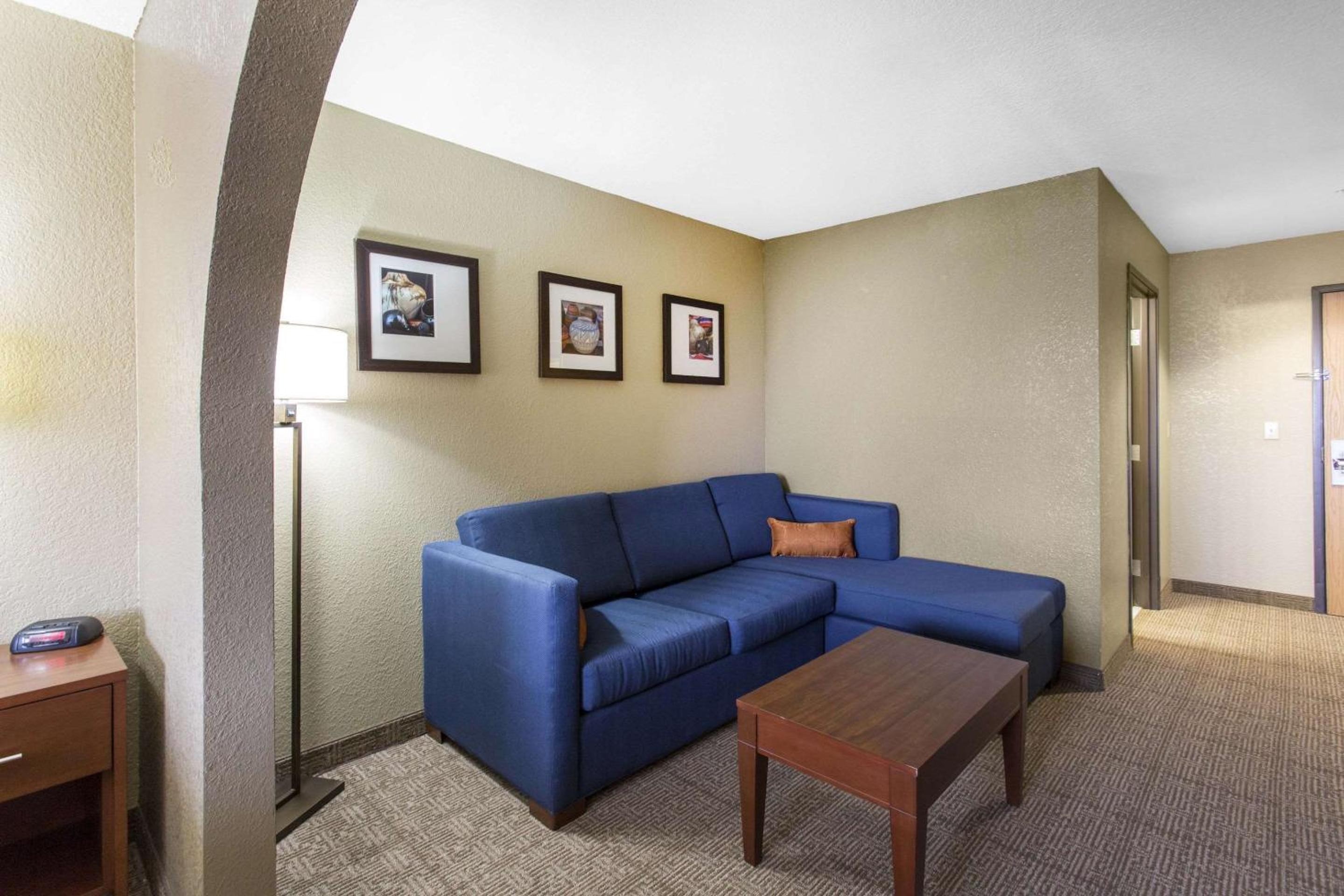 King Suite - Non-Smoking - Photo 3