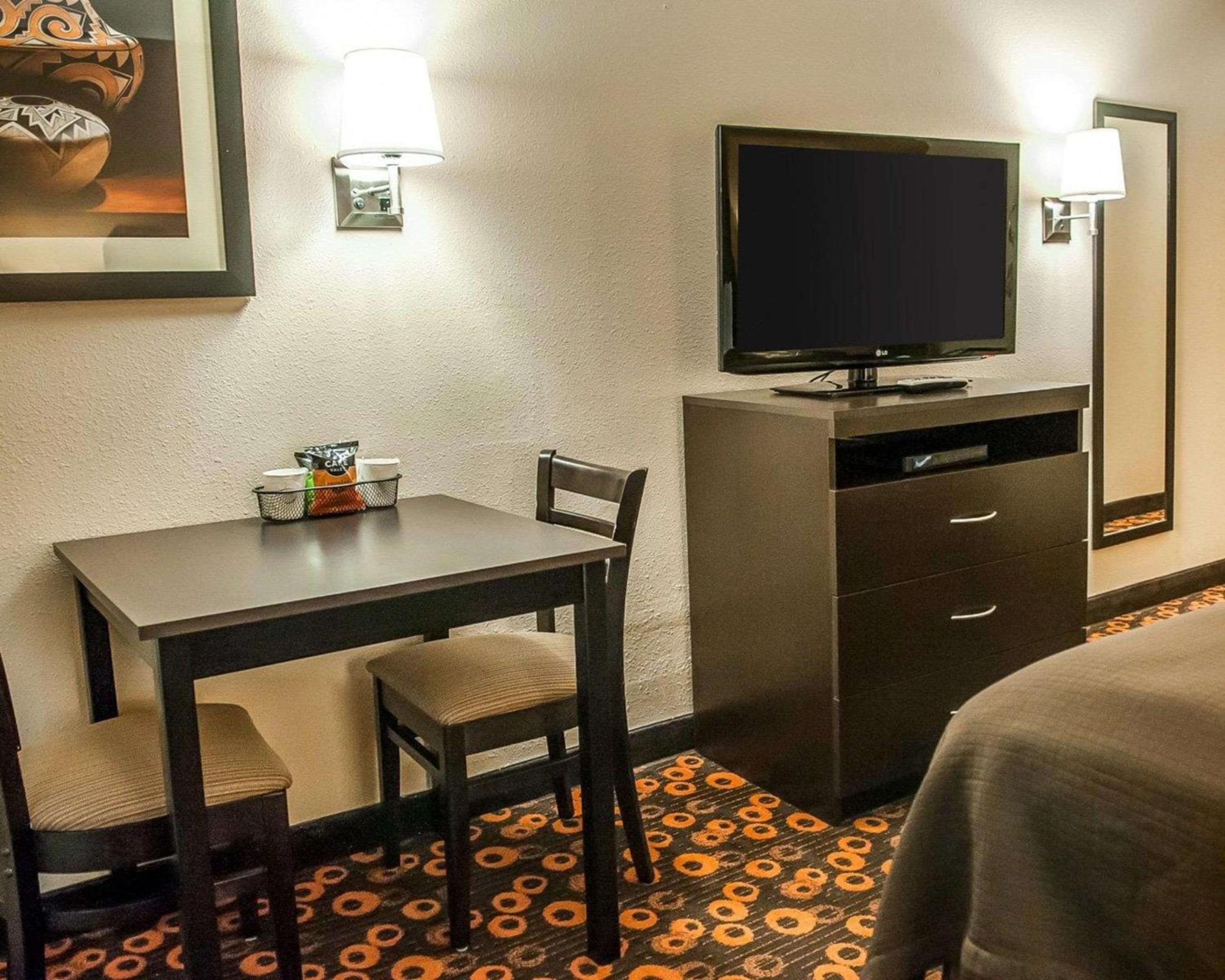 King Suite - Accessible/Non-Smoking photo 3