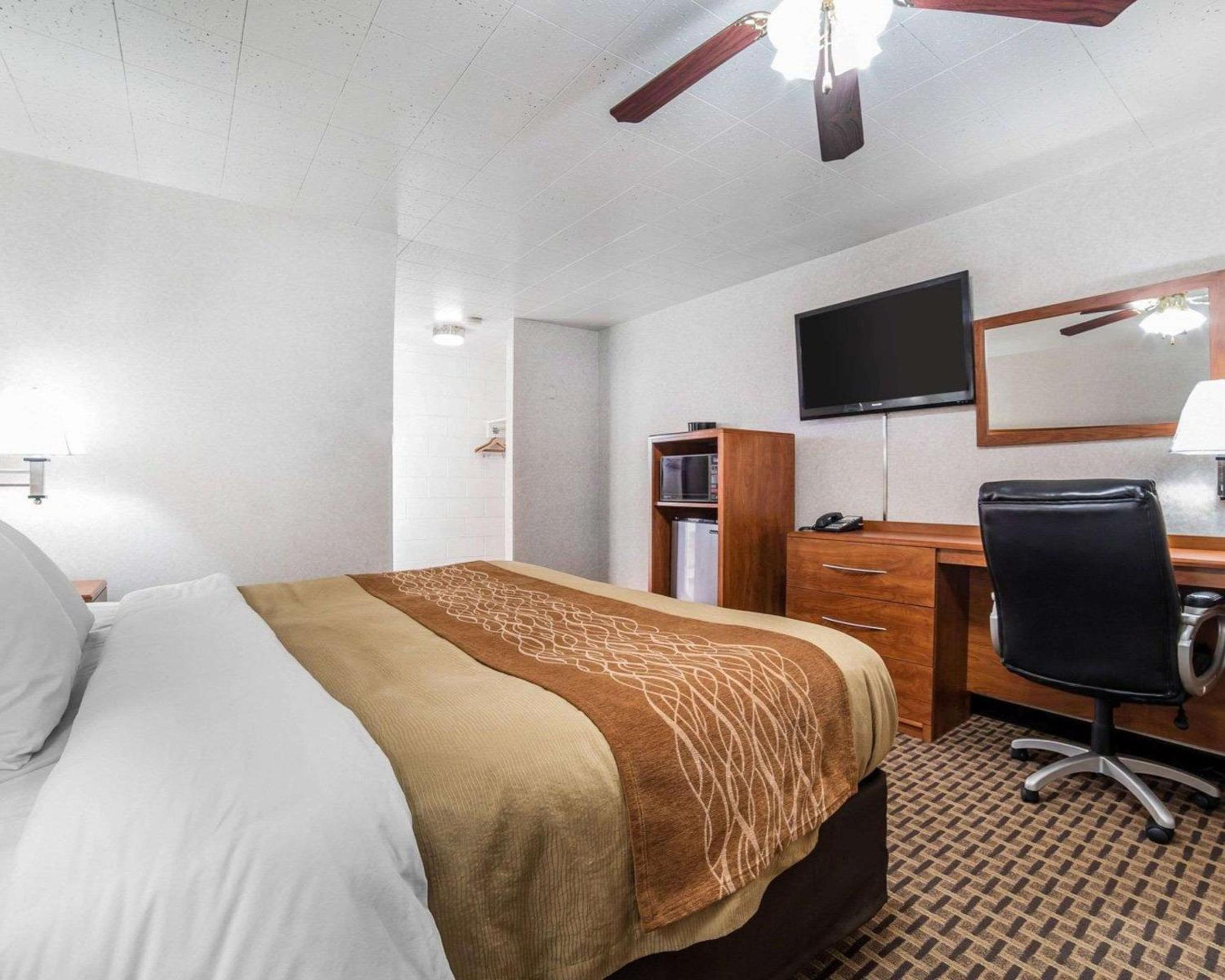King Room - Non-Smoking - Photo 2