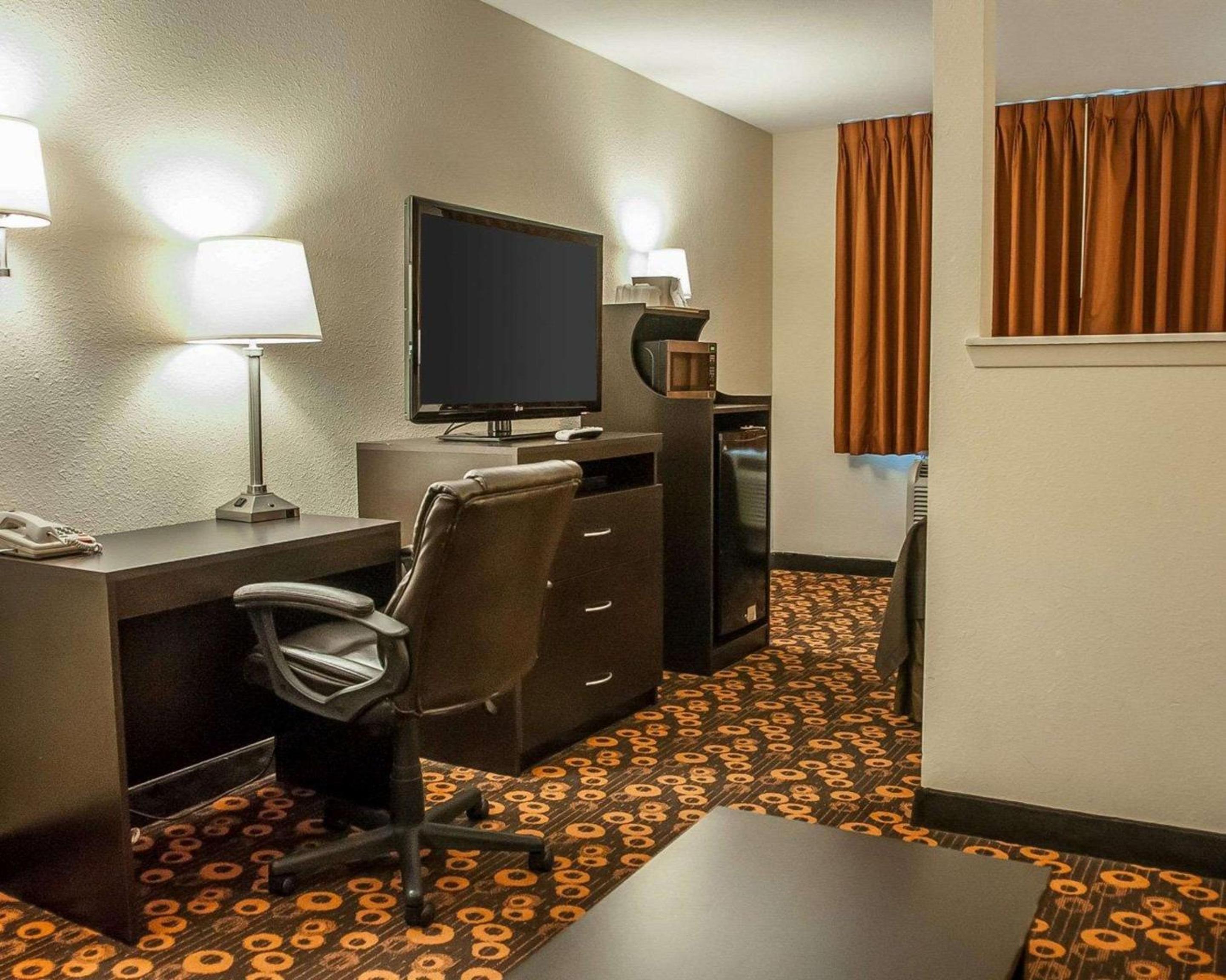 Queen Room with Two Queen Beds - Accessible/Non-Smoking  photo 2