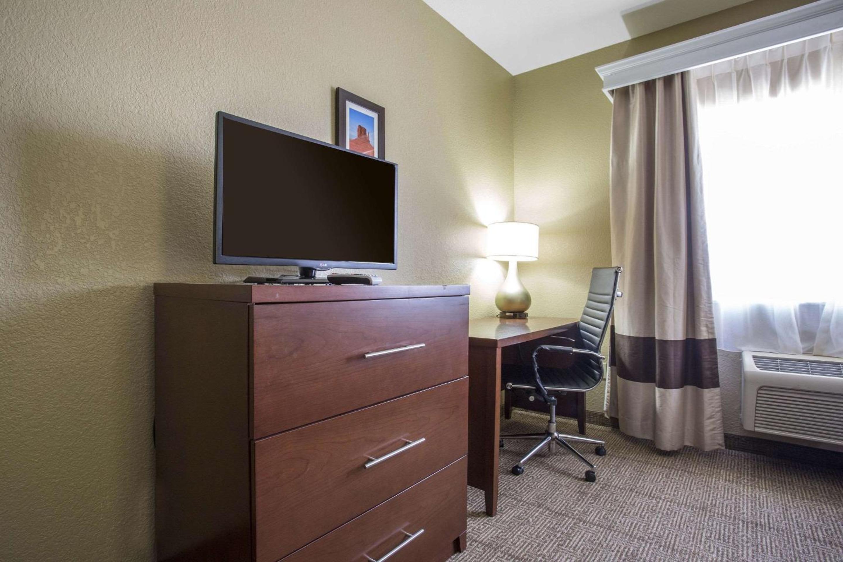 Queen Room with Two Queen Beds - Non-Smoking - Photo 2