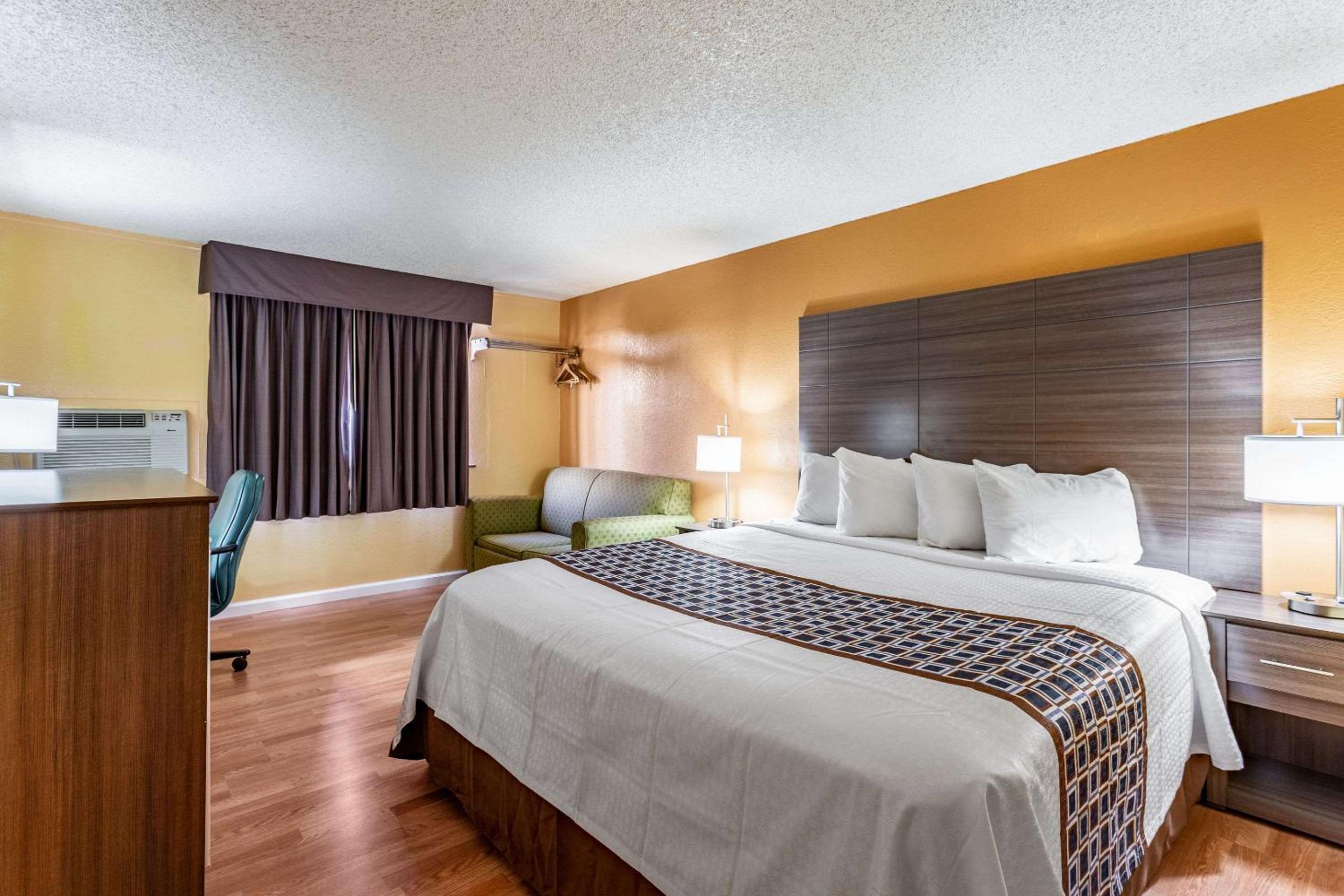 King Room - Non-Smoking - Photo 4