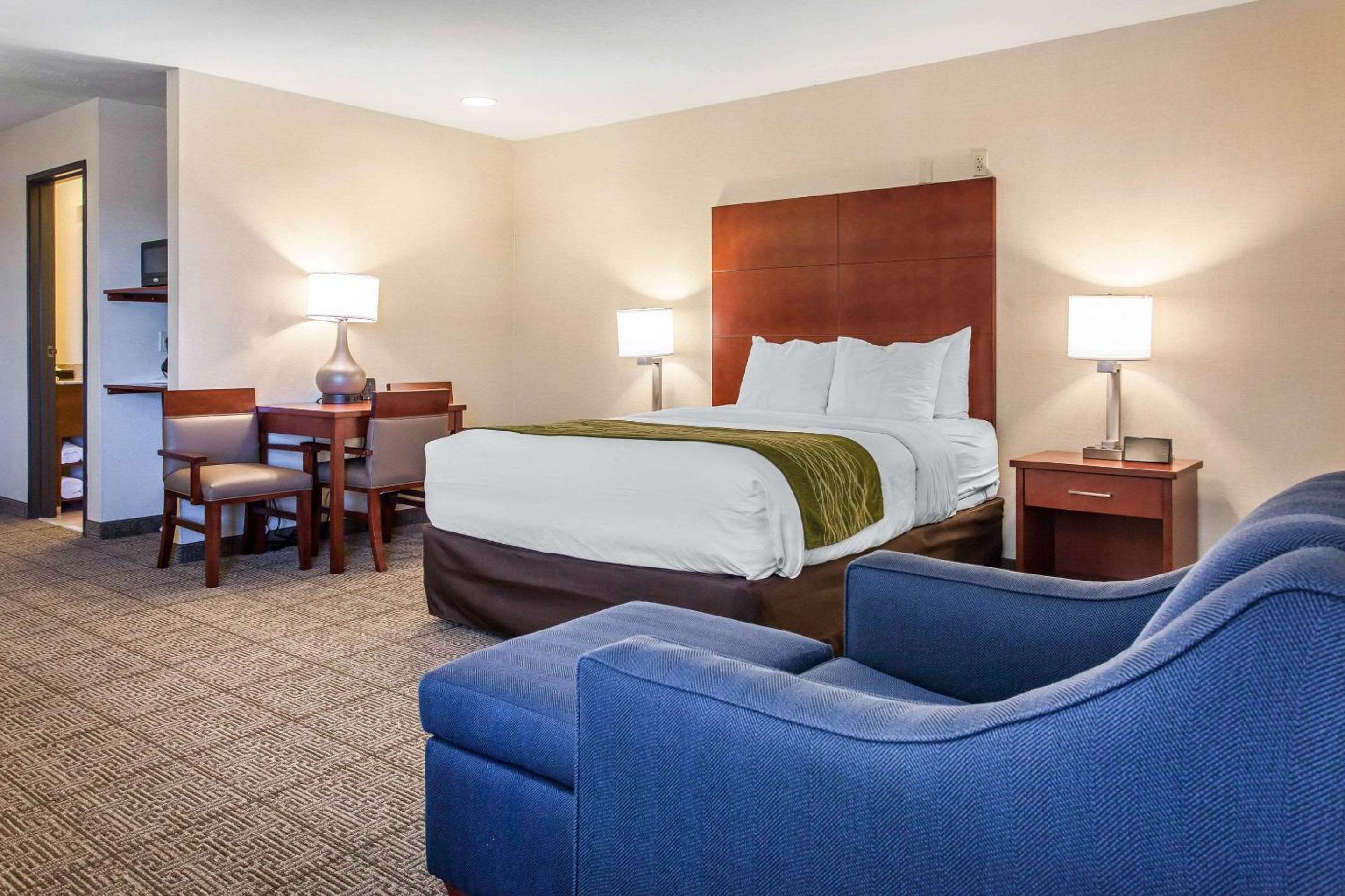Queen Room with Three Queen Beds - Non-Smoking - Photo 1