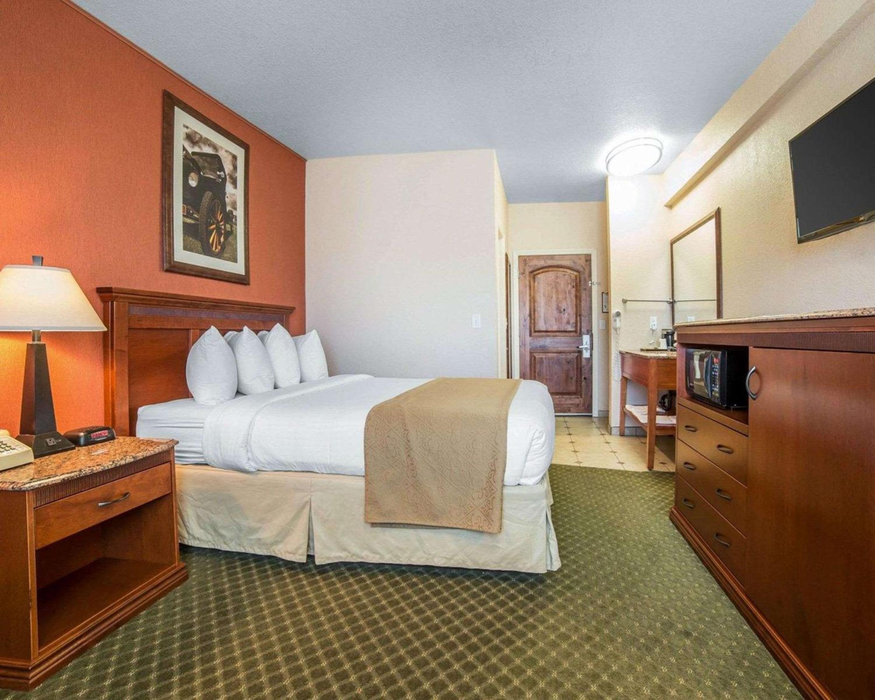 Queen Room - Non-Smoking - Photo 2