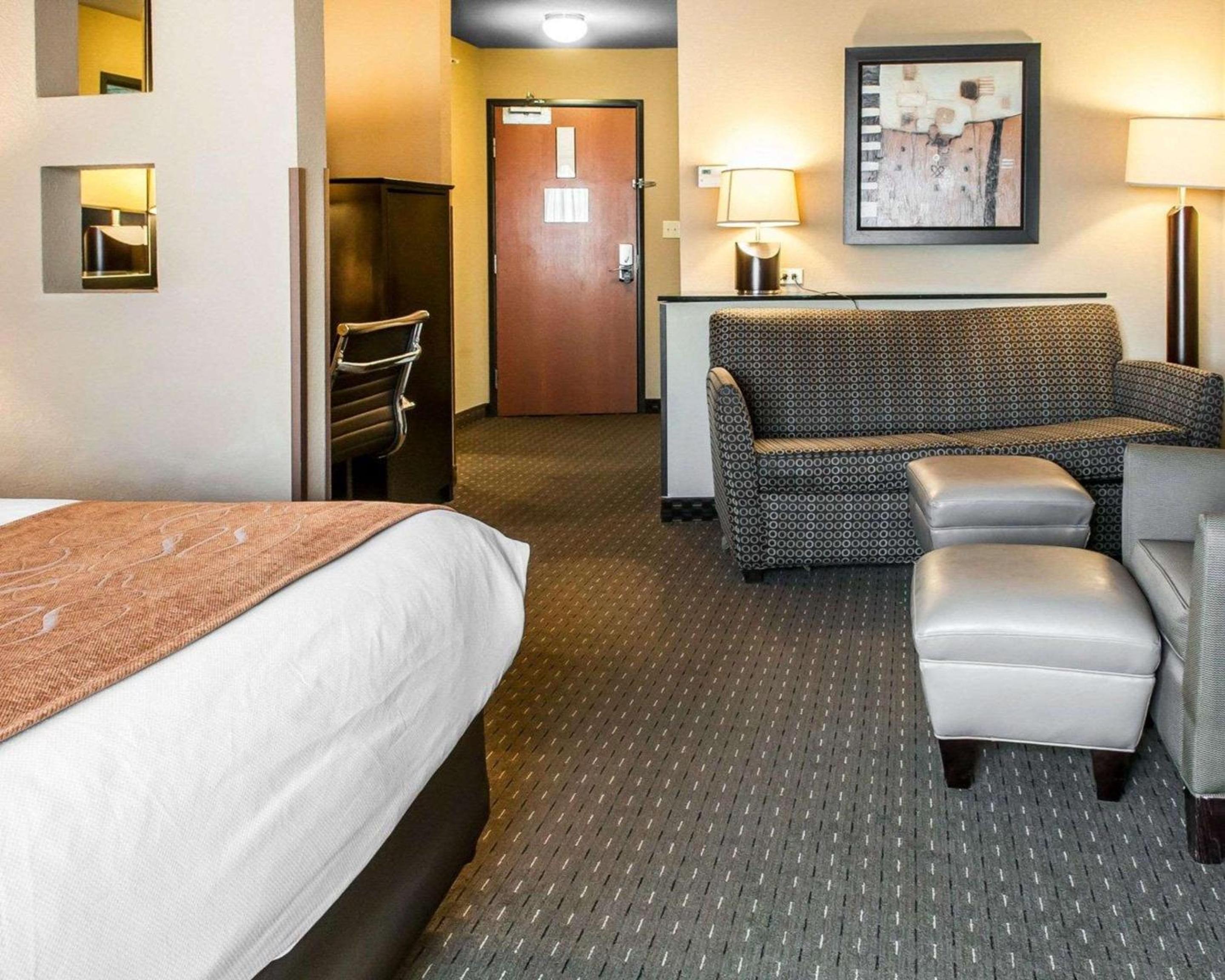 King Suite - Non-Smoking - Photo 4