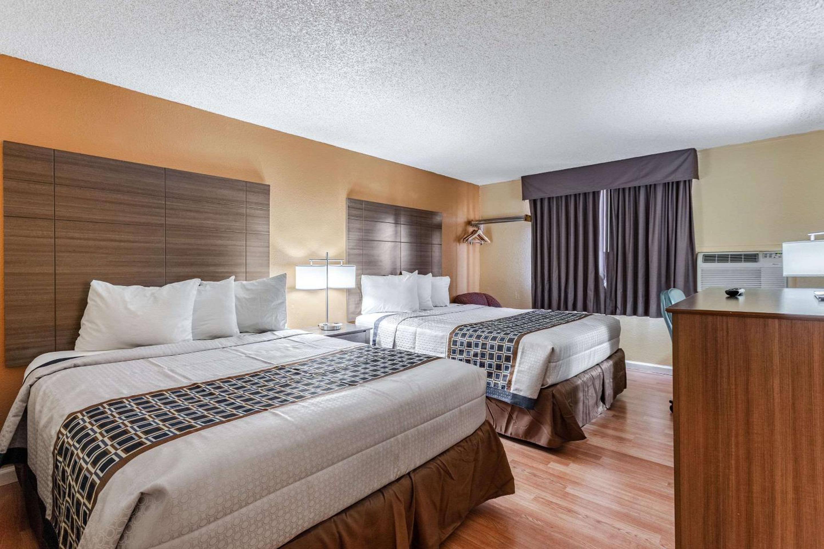 Queen Room with Two Queen Beds - Non-Smoking - Photo 3