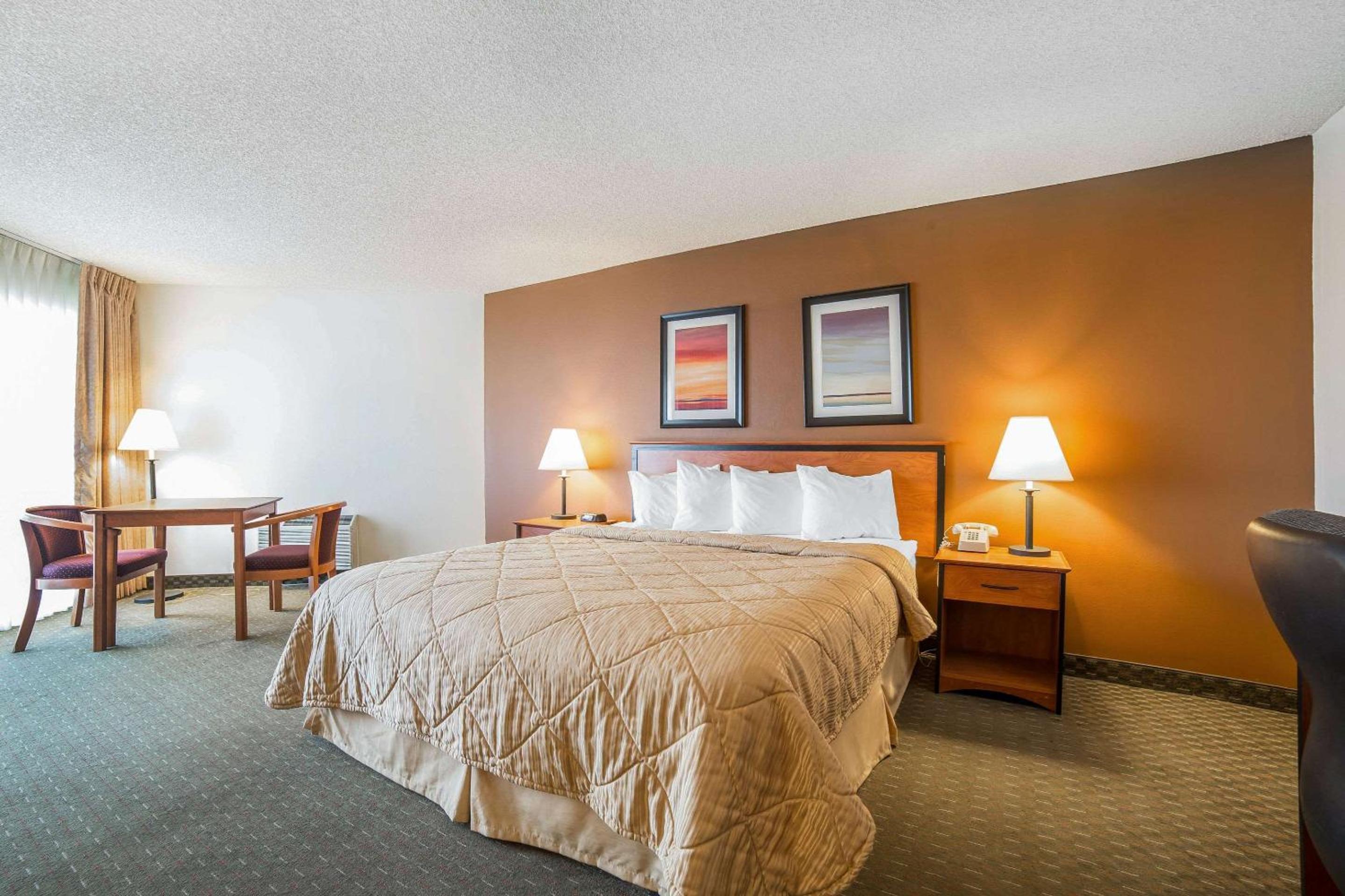King Room with Lake View - Non-Smoking - Photo 4