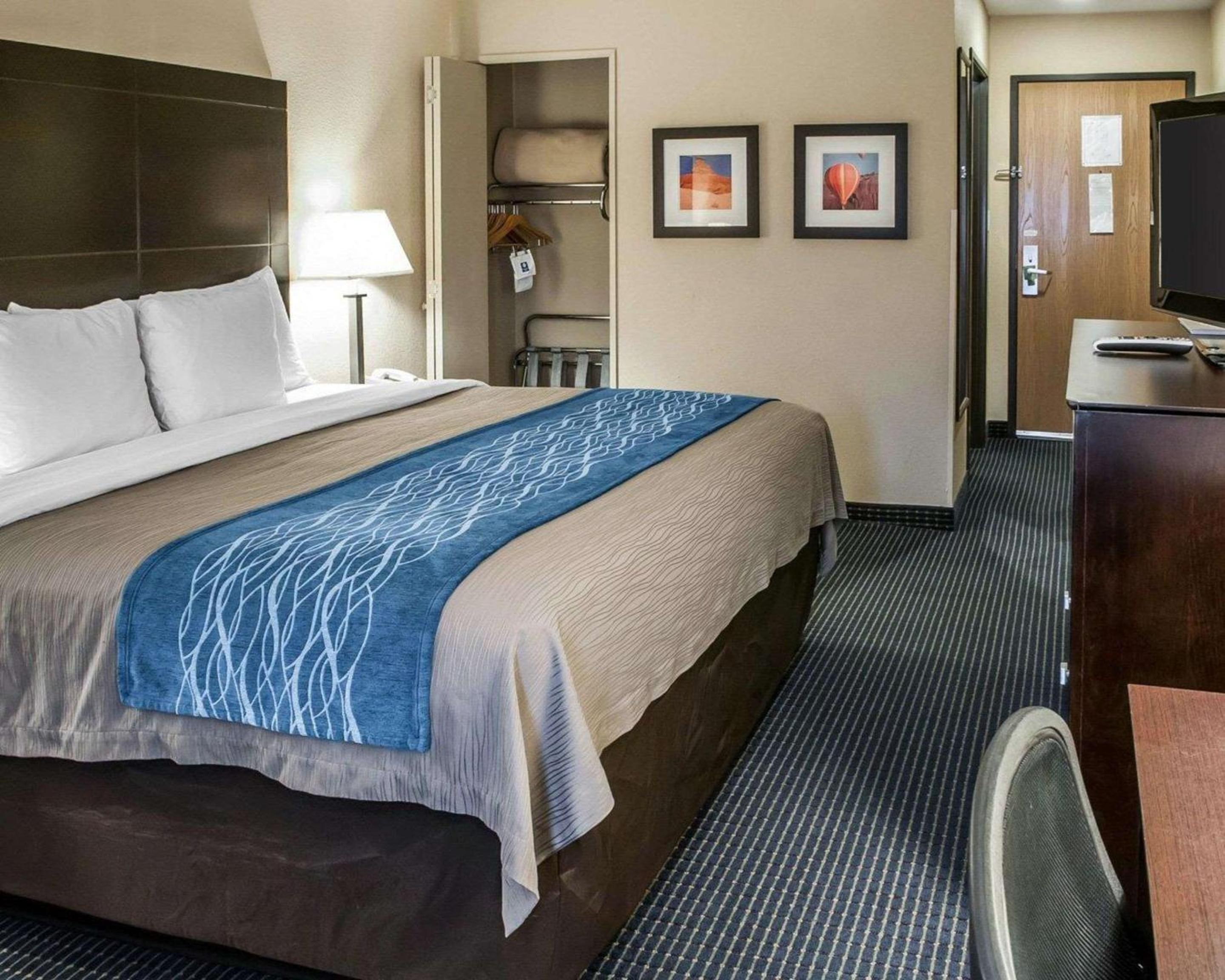 King Room - Non-Smoking - Photo 2