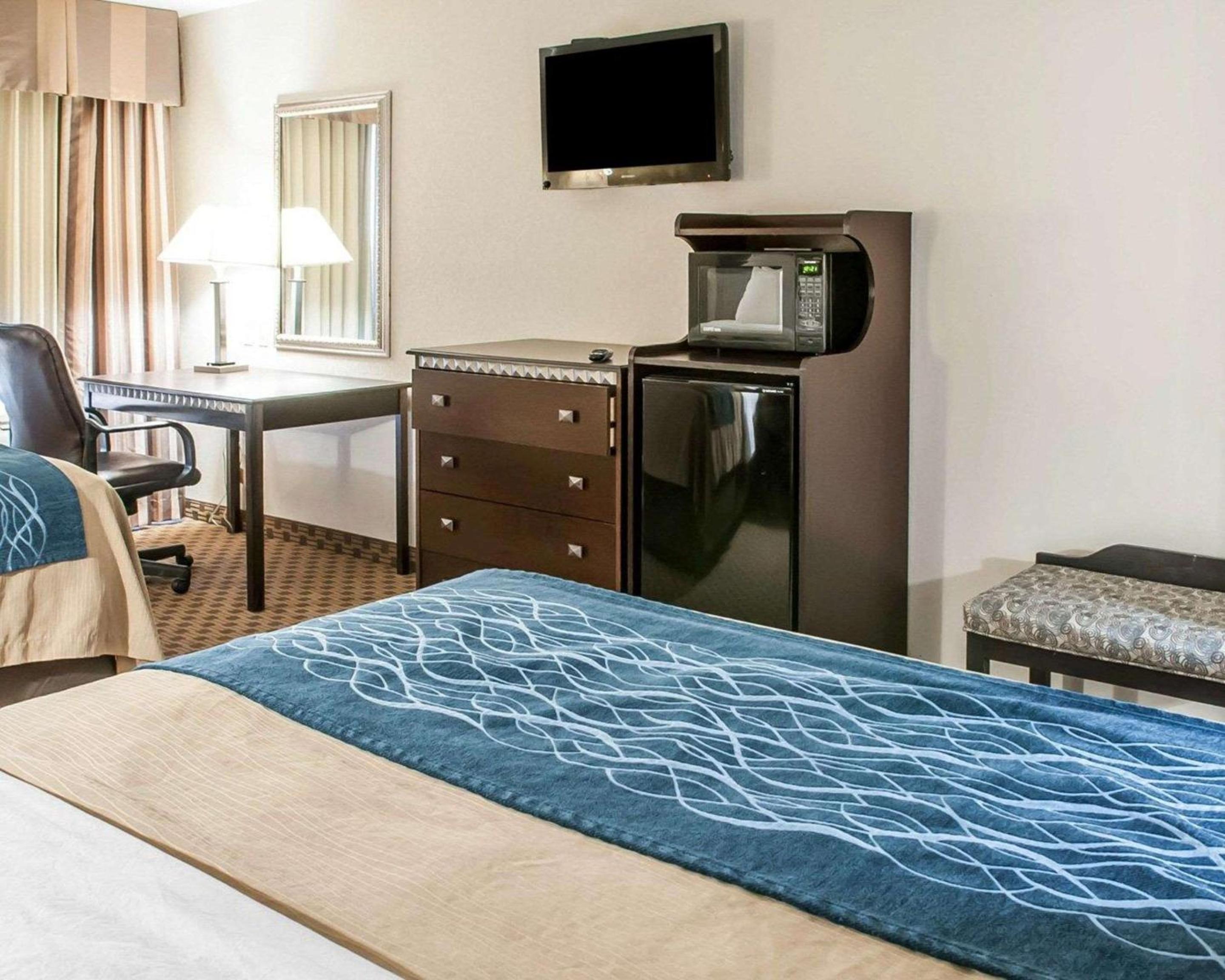Queen Room with Two Queen Beds - Accessible/Non-Smoking  - Photo 2