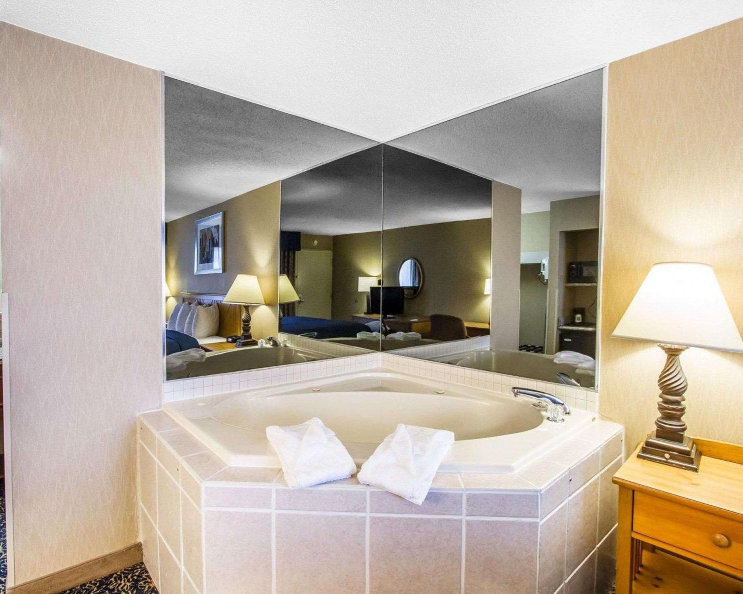 Standard King Room - Non-Smoking  - Photo 2