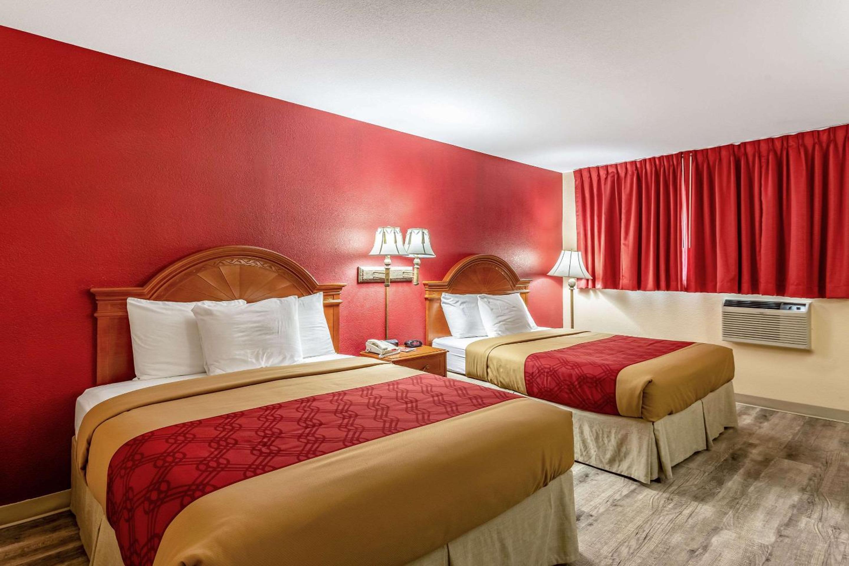 Queen Room with Two Queen Beds - Non Smoking - Photo 5