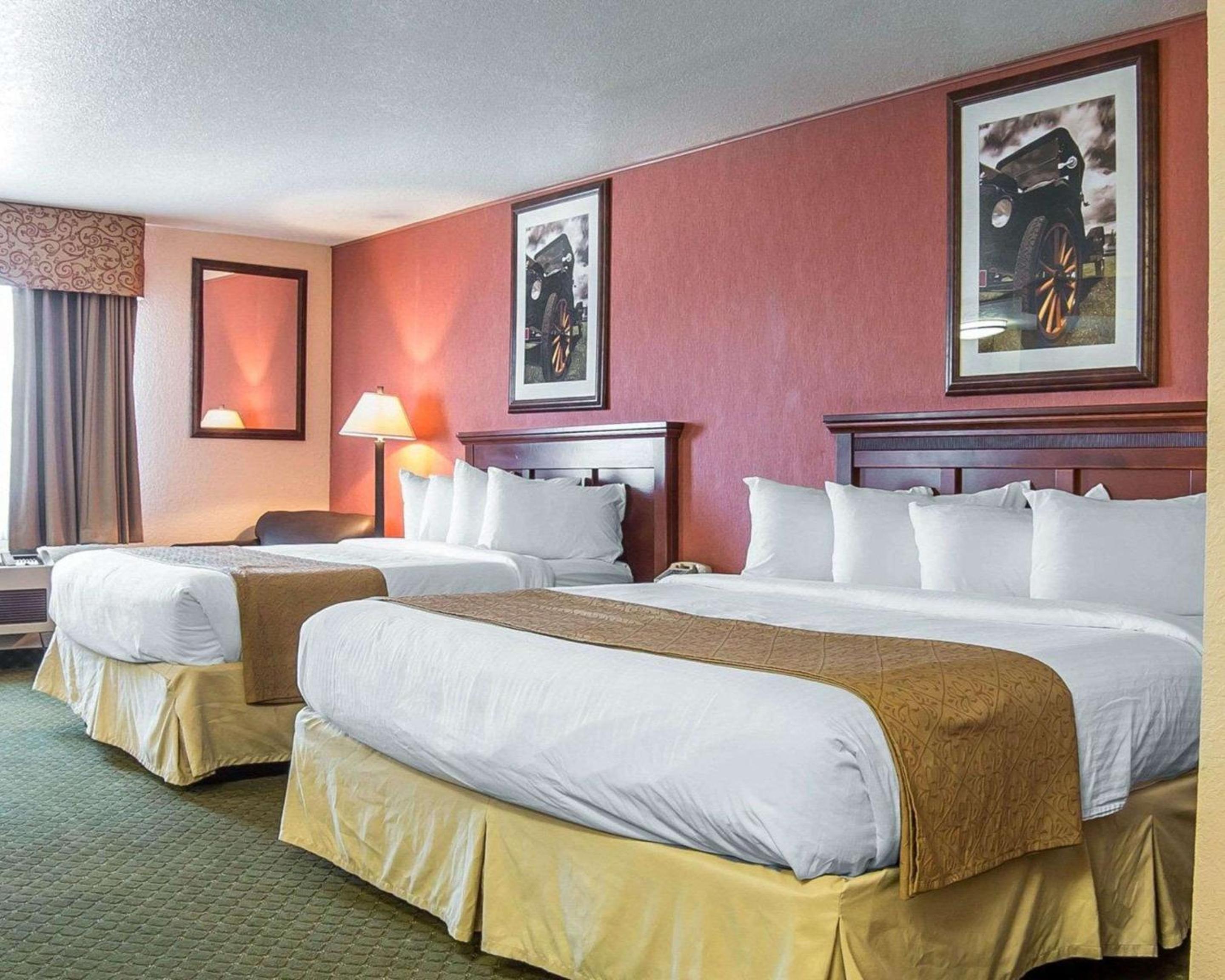 Quadruple Room With One King Room And One Queen Room - Accessible/Non-Smoking - Photo 3