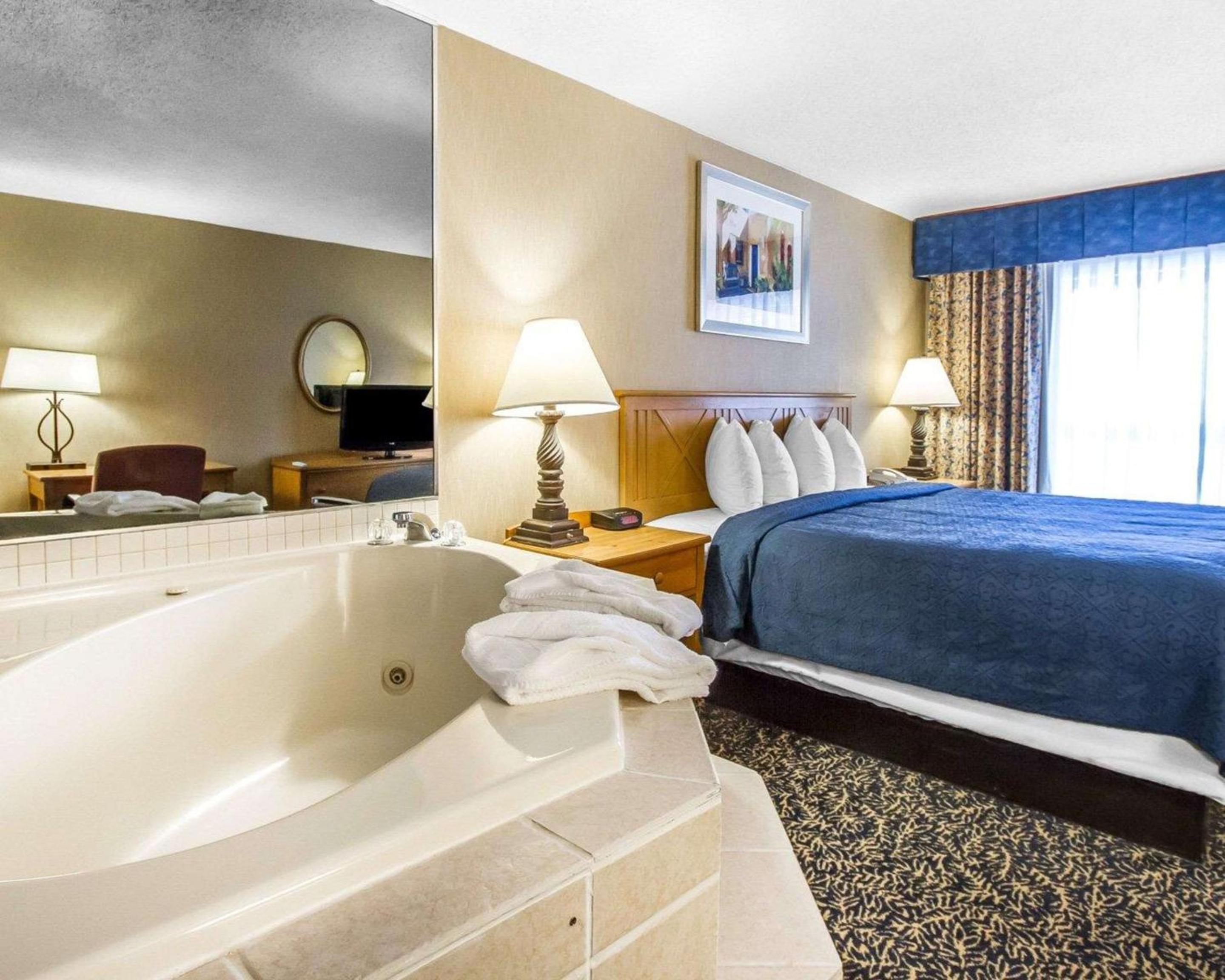 Standard King Room - Non-Smoking  - Photo 5