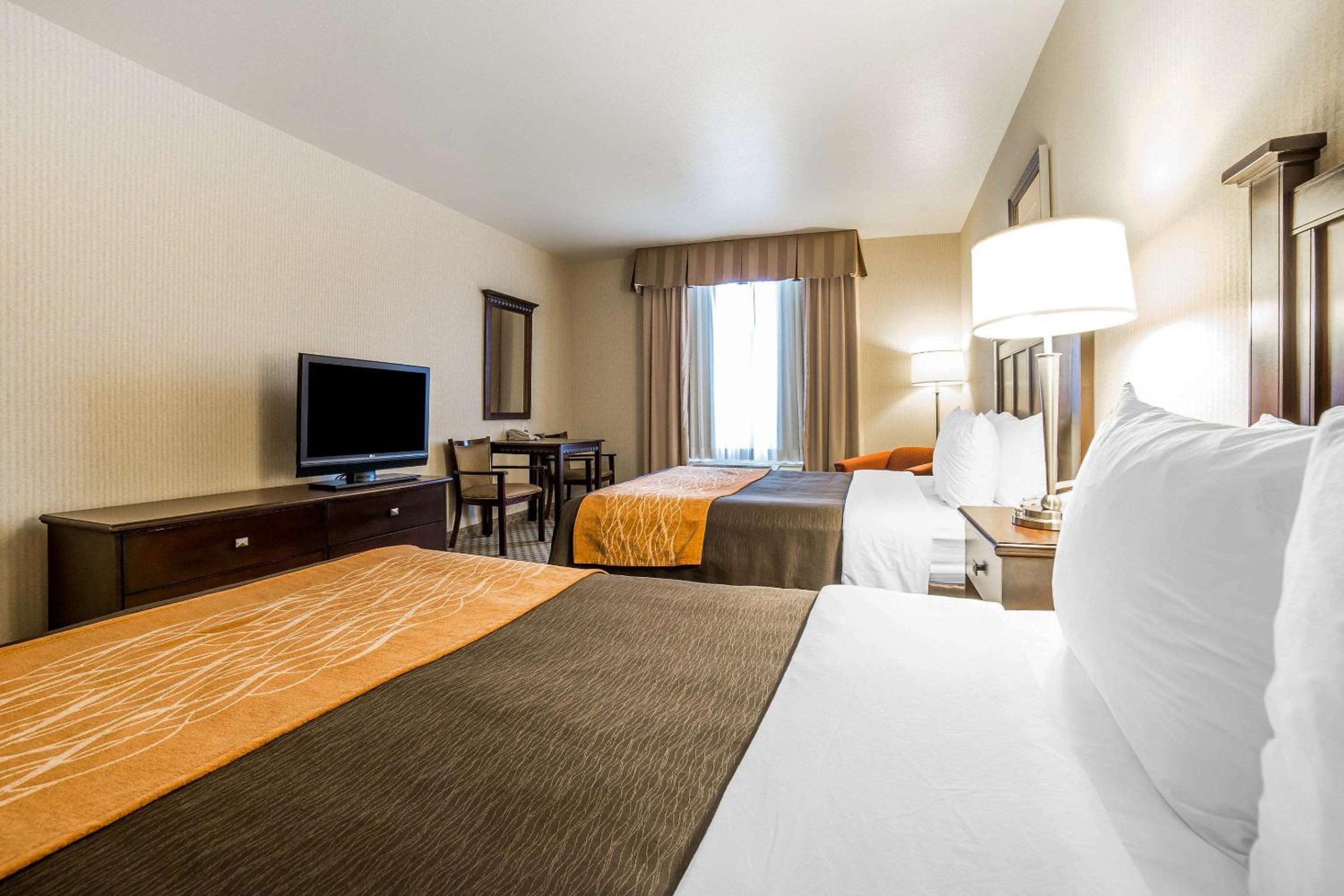 Queen Room with Two Queen Beds - Non-Smoking - Photo 5