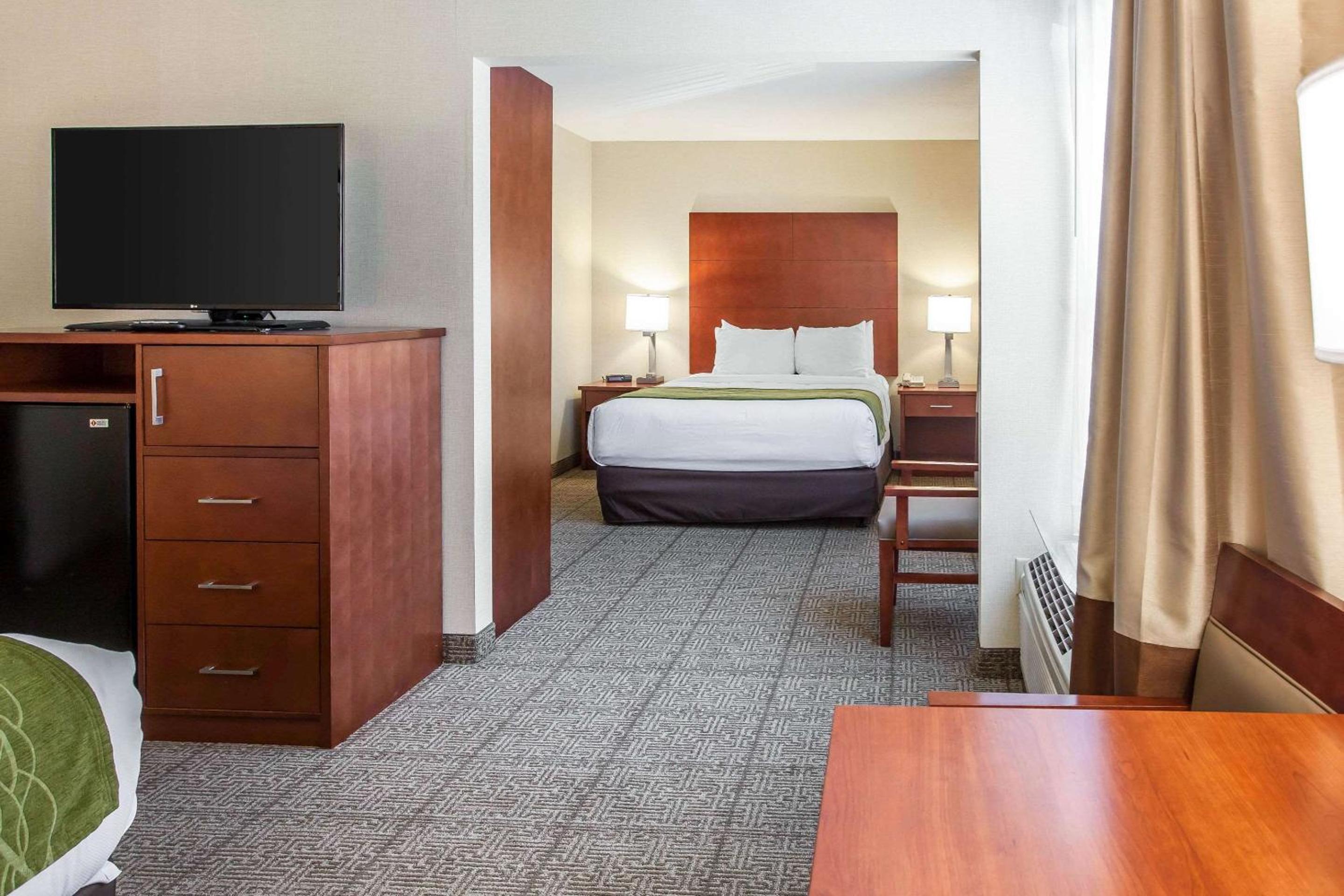 Queen Room with Three Queen Beds - Non-Smoking - Photo 10